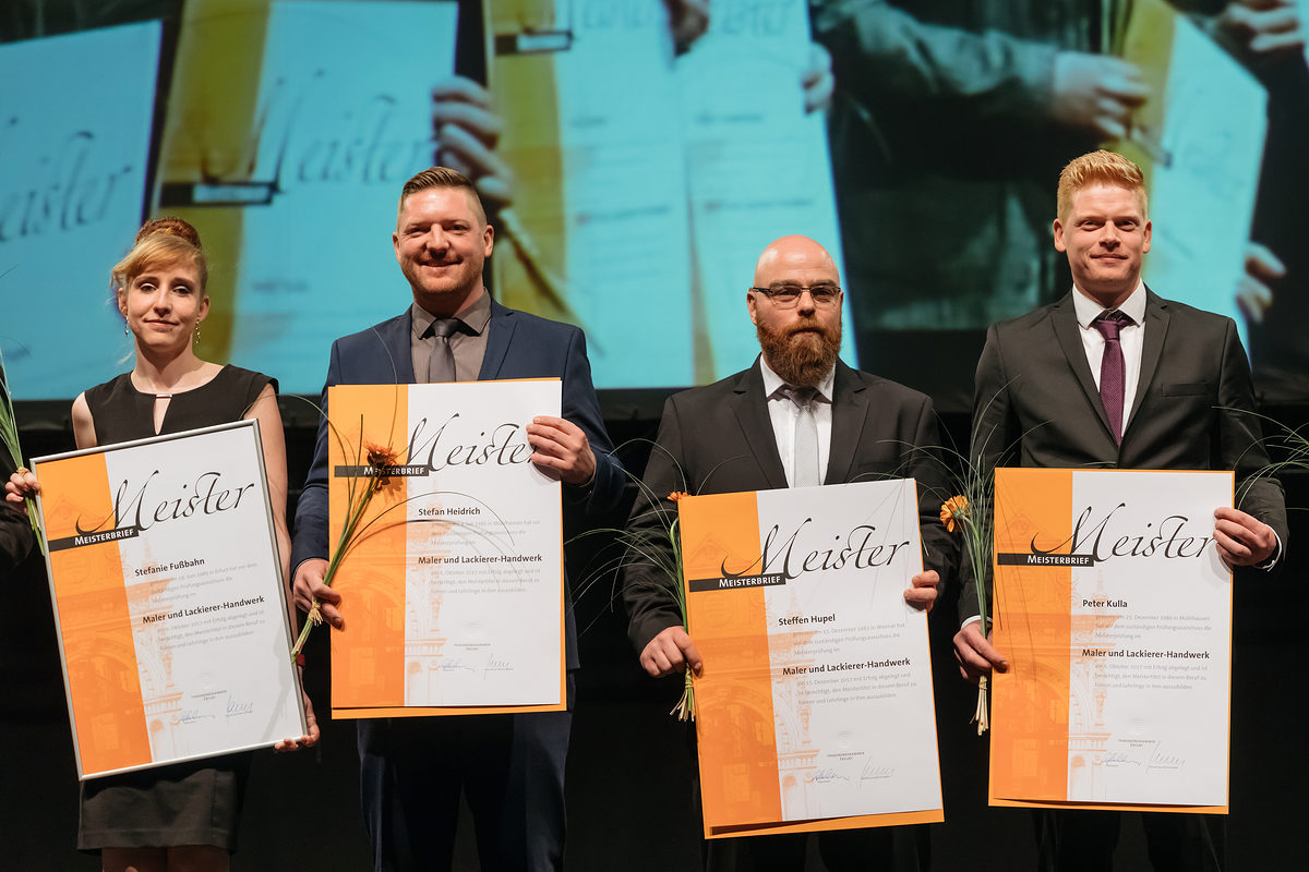 Am Samstag, den 17. Februar 2018, war es soweit: 200 Jungmeisterinnen und Jungmeister aus Mittel- und Nordthüringen erhielten bei der Meisterfeier der Handwerkskammer Erfurt ihre Meisterbriefe und feierten diesen Anlass mit 600 Gästen in der Erfurter Messe. Meisterfeier der Handwerkskammer Erfurt am 17.02.2018 auf der Messe Erfurt (Thüringen) Foto: Michael Reichel /arifoto.de Schlagwort(e): lth