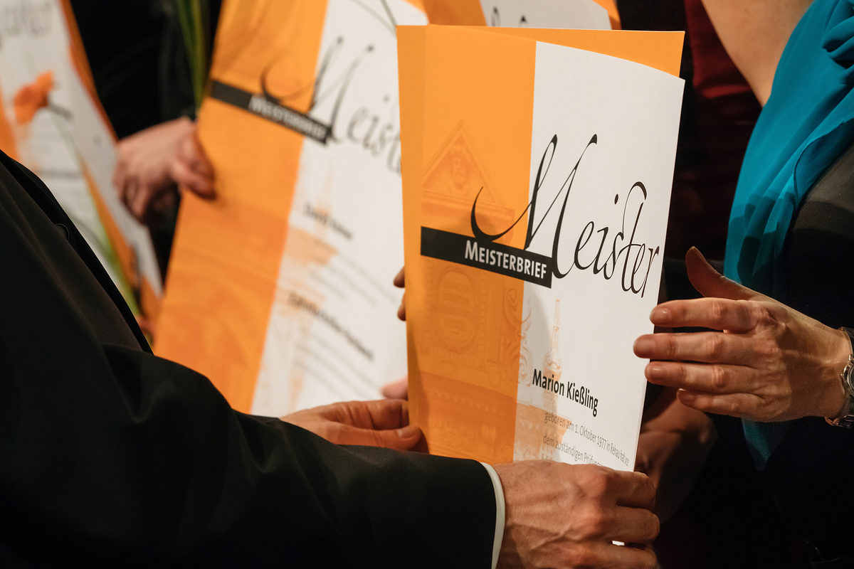 Am Samstag, den 17. Februar 2018, war es soweit: 200 Jungmeisterinnen und Jungmeister aus Mittel- und Nordthüringen erhielten bei der Meisterfeier der Handwerkskammer Erfurt ihre Meisterbriefe und feierten diesen Anlass mit 600 Gästen in der Erfurter Messe. Meisterfeier der Handwerkskammer Erfurt am 17.02.2018 auf der Messe Erfurt (Thüringen) Foto: Michael Reichel /arifoto.de Schlagwort(e): lth