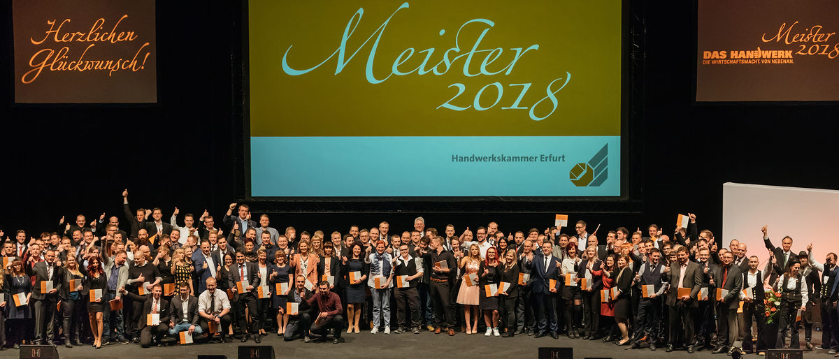 Am Samstag, den 17. Februar 2018, war es soweit: 200 Jungmeisterinnen und Jungmeister aus Mittel- und Nordthüringen erhielten bei der Meisterfeier der Handwerkskammer Erfurt ihre Meisterbriefe und feierten diesen Anlass mit 600 Gästen in der Erfurter Messe. Meisterfeier der Handwerkskammer Erfurt am 17.02.2018 auf der Messe Erfurt (Thüringen) Foto: Michael Reichel /arifoto.de Schlagwort(e): lth