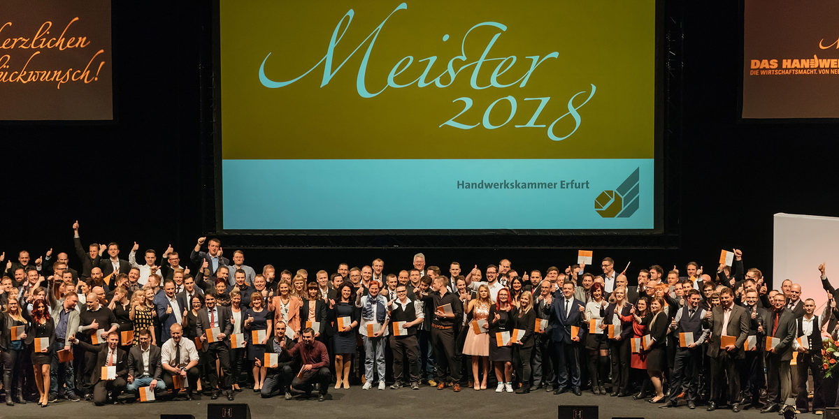Am Samstag, den 17. Februar 2018, war es soweit: 200 Jungmeisterinnen und Jungmeister aus Mittel- und Nordthüringen erhielten bei der Meisterfeier der Handwerkskammer Erfurt ihre Meisterbriefe und feierten diesen Anlass mit 600 Gästen in der Erfurter Messe. Meisterfeier der Handwerkskammer Erfurt am 17.02.2018 auf der Messe Erfurt (Thüringen) Foto: Michael Reichel /arifoto.de Schlagwort(e): lth