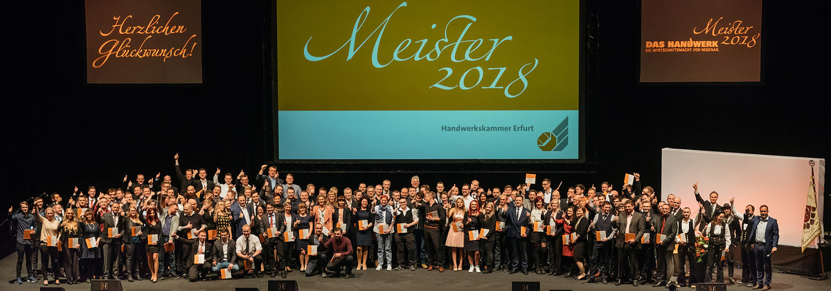 Am Samstag, den 17. Februar 2018, war es soweit: 200 Jungmeisterinnen und Jungmeister aus Mittel- und Nordthüringen erhielten bei der Meisterfeier der Handwerkskammer Erfurt ihre Meisterbriefe und feierten diesen Anlass mit 600 Gästen in der Erfurter Messe. Meisterfeier der Handwerkskammer Erfurt am 17.02.2018 auf der Messe Erfurt (Thüringen) Foto: Michael Reichel /arifoto.de Schlagwort(e): lth