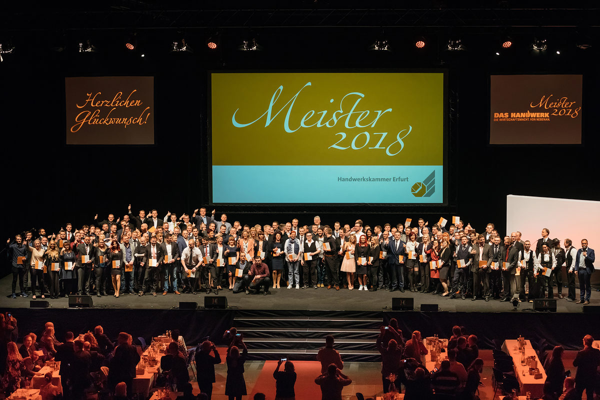 Am Samstag, den 17. Februar 2018, war es soweit: 200 Jungmeisterinnen und Jungmeister aus Mittel- und Nordthüringen erhielten bei der Meisterfeier der Handwerkskammer Erfurt ihre Meisterbriefe und feierten diesen Anlass mit 600 Gästen in der Erfurter Messe. Meisterfeier der Handwerkskammer Erfurt am 17.02.2018 auf der Messe Erfurt (Thüringen) Foto: Michael Reichel /arifoto.de Schlagwort(e): lth
