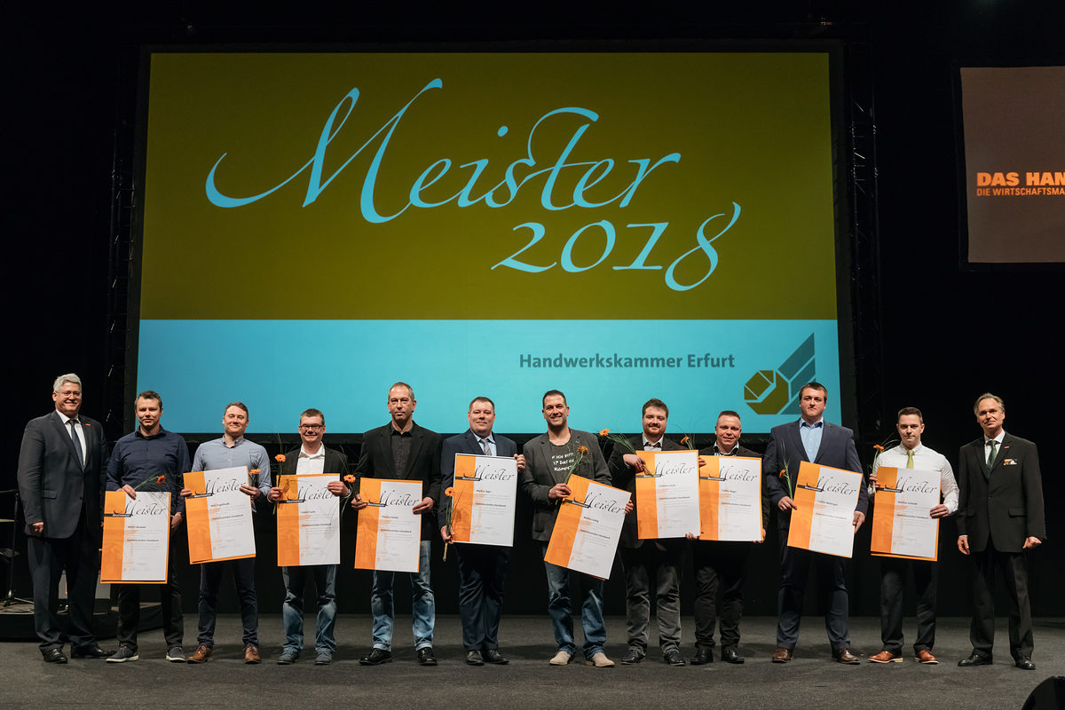 Am Samstag, den 17. Februar 2018, war es soweit: 200 Jungmeisterinnen und Jungmeister aus Mittel- und Nordthüringen erhielten bei der Meisterfeier der Handwerkskammer Erfurt ihre Meisterbriefe und feierten diesen Anlass mit 600 Gästen in der Erfurter Messe. Meisterfeier der Handwerkskammer Erfurt am 17.02.2018 auf der Messe Erfurt (Thüringen) Foto: Michael Reichel /arifoto.de Schlagwort(e): lth