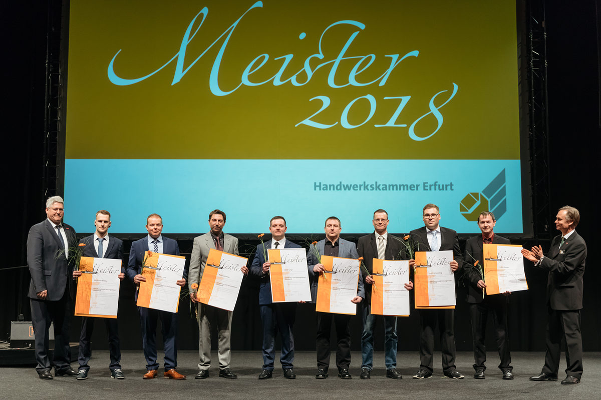 Am Samstag, den 17. Februar 2018, war es soweit: 200 Jungmeisterinnen und Jungmeister aus Mittel- und Nordthüringen erhielten bei der Meisterfeier der Handwerkskammer Erfurt ihre Meisterbriefe und feierten diesen Anlass mit 600 Gästen in der Erfurter Messe. Meisterfeier der Handwerkskammer Erfurt am 17.02.2018 auf der Messe Erfurt (Thüringen) Foto: Michael Reichel /arifoto.de Schlagwort(e): lth
