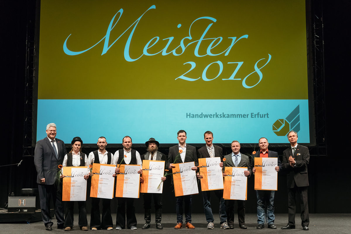 Am Samstag, den 17. Februar 2018, war es soweit: 200 Jungmeisterinnen und Jungmeister aus Mittel- und Nordthüringen erhielten bei der Meisterfeier der Handwerkskammer Erfurt ihre Meisterbriefe und feierten diesen Anlass mit 600 Gästen in der Erfurter Messe. Meisterfeier der Handwerkskammer Erfurt am 17.02.2018 auf der Messe Erfurt (Thüringen) Foto: Michael Reichel /arifoto.de Schlagwort(e): lth