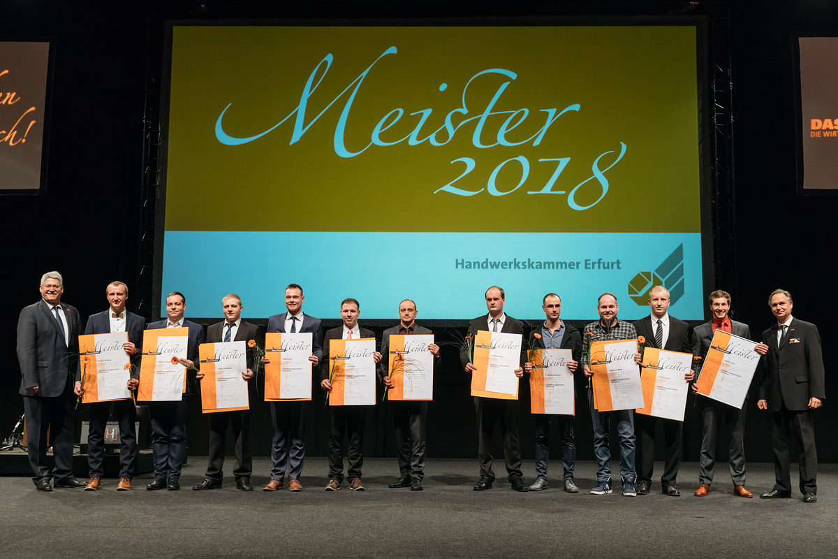 Am Samstag, den 17. Februar 2018, war es soweit: 200 Jungmeisterinnen und Jungmeister aus Mittel- und Nordthüringen erhielten bei der Meisterfeier der Handwerkskammer Erfurt ihre Meisterbriefe und feierten diesen Anlass mit 600 Gästen in der Erfurter Messe. Meisterfeier der Handwerkskammer Erfurt am 17.02.2018 auf der Messe Erfurt (Thüringen) Foto: Michael Reichel /arifoto.de Schlagwort(e): lth