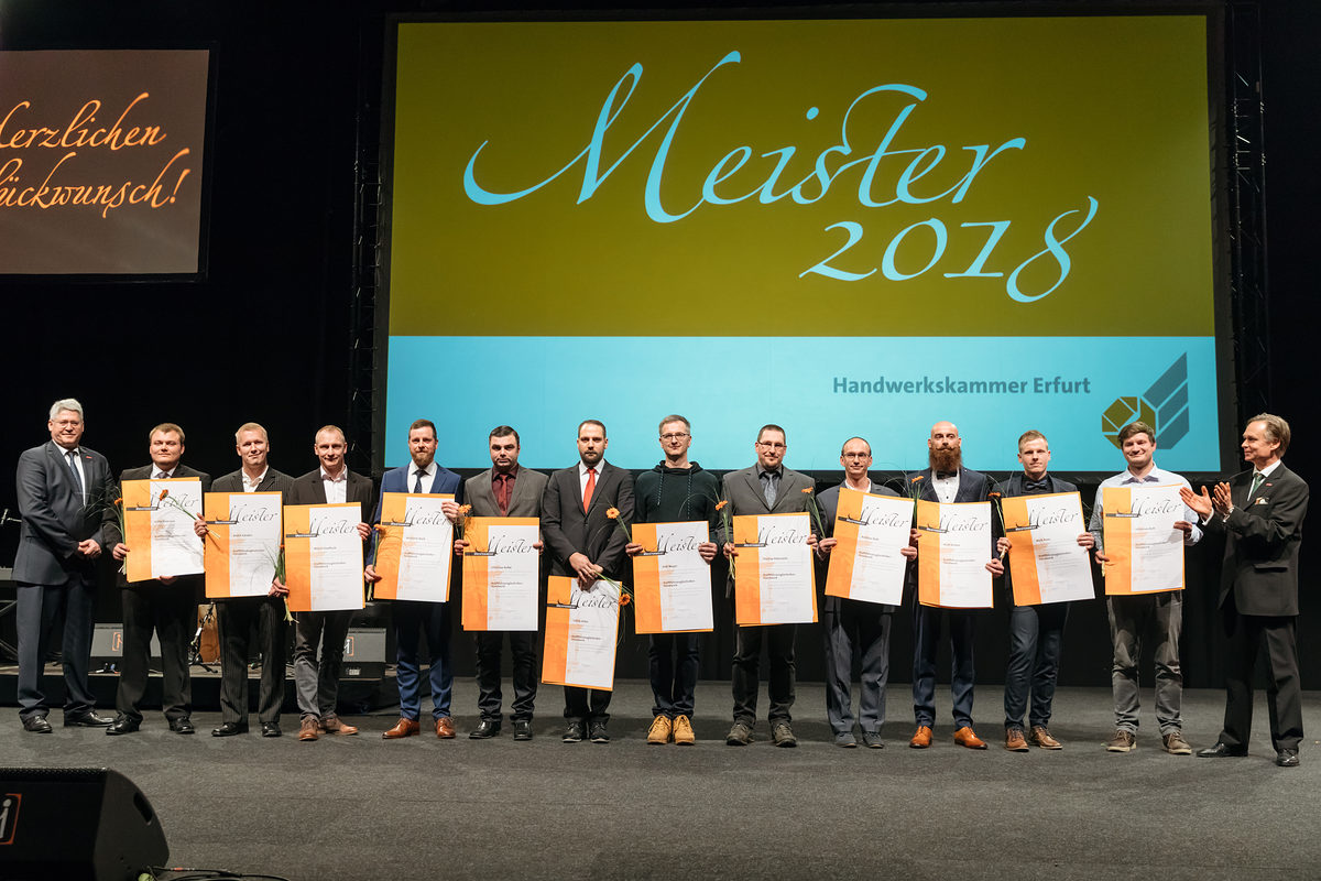 Am Samstag, den 17. Februar 2018, war es soweit: 200 Jungmeisterinnen und Jungmeister aus Mittel- und Nordthüringen erhielten bei der Meisterfeier der Handwerkskammer Erfurt ihre Meisterbriefe und feierten diesen Anlass mit 600 Gästen in der Erfurter Messe. Meisterfeier der Handwerkskammer Erfurt am 17.02.2018 auf der Messe Erfurt (Thüringen) Foto: Michael Reichel /arifoto.de Schlagwort(e): lth