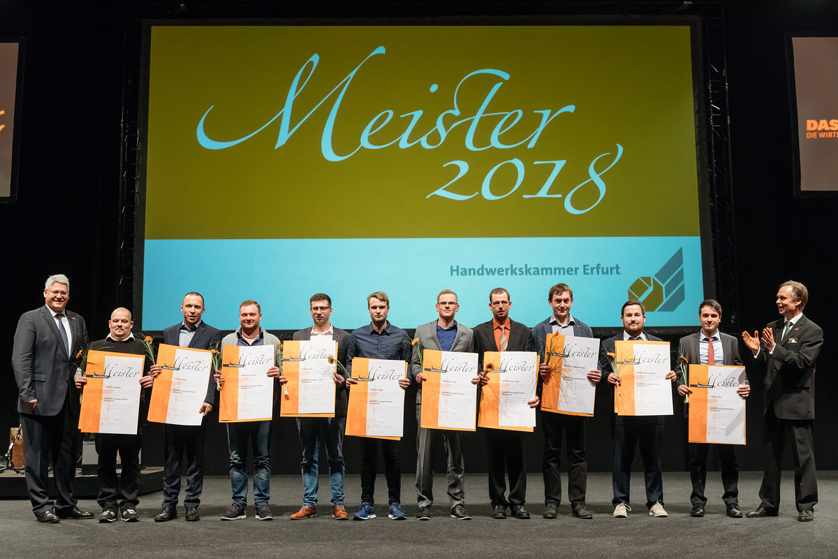 Am Samstag, den 17. Februar 2018, war es soweit: 200 Jungmeisterinnen und Jungmeister aus Mittel- und Nordthüringen erhielten bei der Meisterfeier der Handwerkskammer Erfurt ihre Meisterbriefe und feierten diesen Anlass mit 600 Gästen in der Erfurter Messe. Meisterfeier der Handwerkskammer Erfurt am 17.02.2018 auf der Messe Erfurt (Thüringen) Foto: Michael Reichel /arifoto.de Schlagwort(e): lth