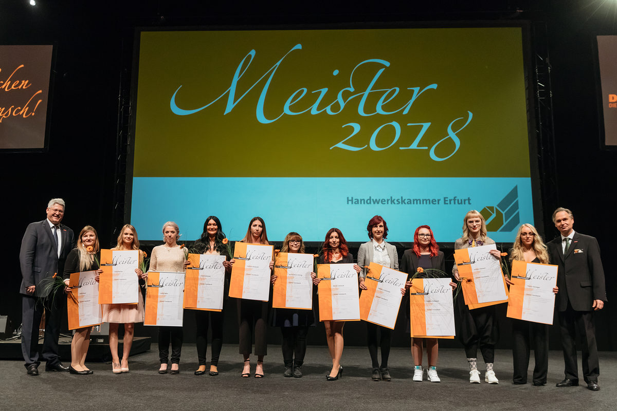 Am Samstag, den 17. Februar 2018, war es soweit: 200 Jungmeisterinnen und Jungmeister aus Mittel- und Nordthüringen erhielten bei der Meisterfeier der Handwerkskammer Erfurt ihre Meisterbriefe und feierten diesen Anlass mit 600 Gästen in der Erfurter Messe. Meisterfeier der Handwerkskammer Erfurt am 17.02.2018 auf der Messe Erfurt (Thüringen) Foto: Michael Reichel /arifoto.de Schlagwort(e): lth