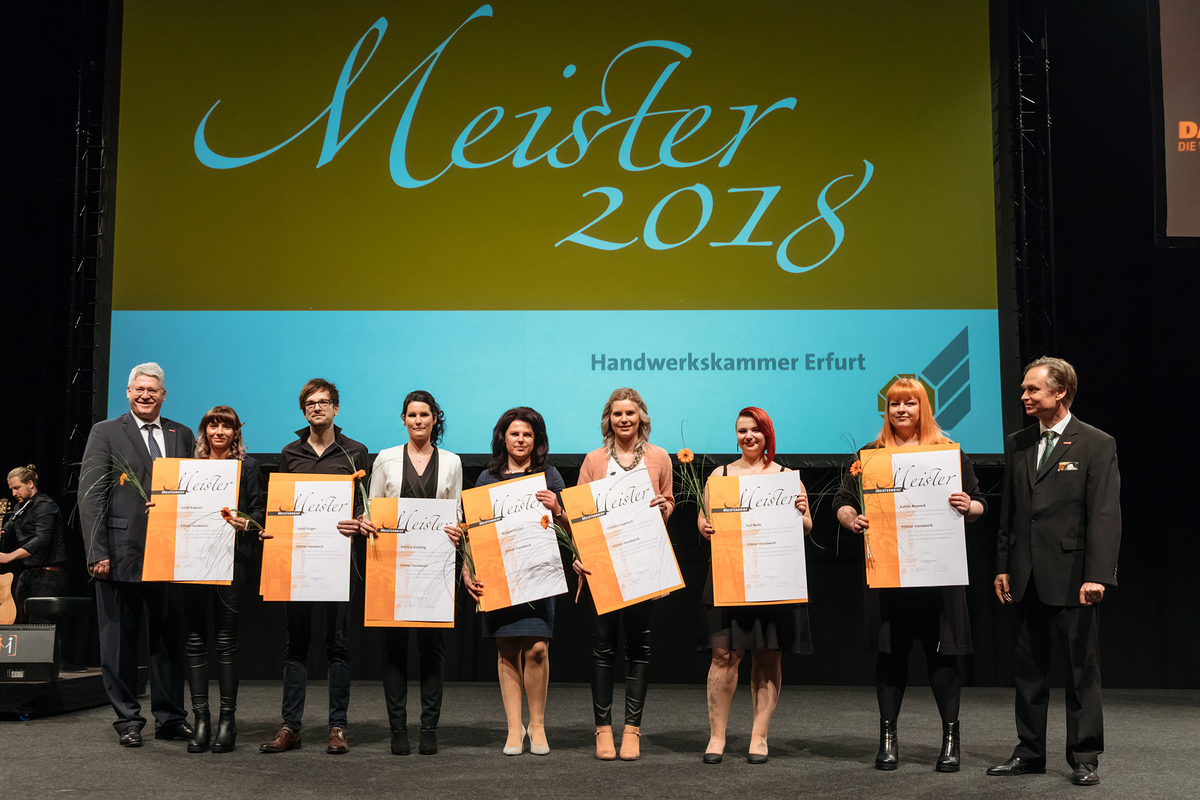 Am Samstag, den 17. Februar 2018, war es soweit: 200 Jungmeisterinnen und Jungmeister aus Mittel- und Nordthüringen erhielten bei der Meisterfeier der Handwerkskammer Erfurt ihre Meisterbriefe und feierten diesen Anlass mit 600 Gästen in der Erfurter Messe. Meisterfeier der Handwerkskammer Erfurt am 17.02.2018 auf der Messe Erfurt (Thüringen) Foto: Michael Reichel /arifoto.de Schlagwort(e): lth