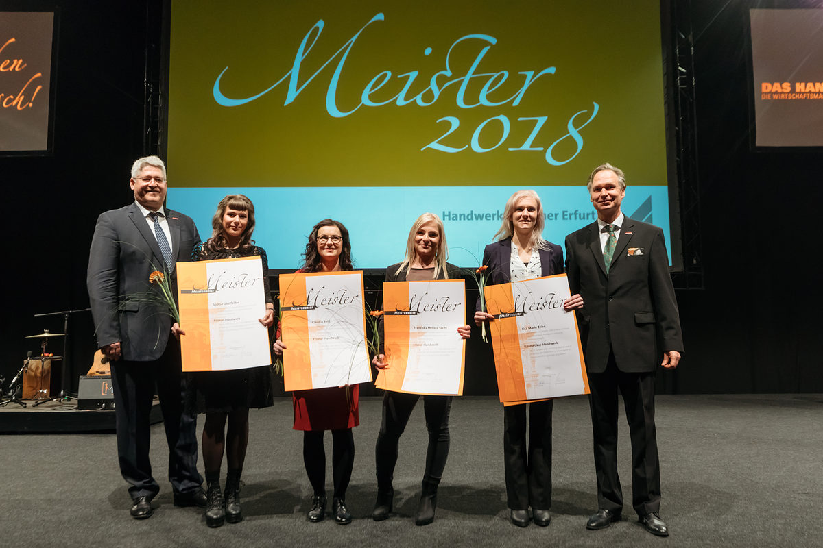 Am Samstag, den 17. Februar 2018, war es soweit: 200 Jungmeisterinnen und Jungmeister aus Mittel- und Nordthüringen erhielten bei der Meisterfeier der Handwerkskammer Erfurt ihre Meisterbriefe und feierten diesen Anlass mit 600 Gästen in der Erfurter Messe. Meisterfeier der Handwerkskammer Erfurt am 17.02.2018 auf der Messe Erfurt (Thüringen) Foto: Michael Reichel /arifoto.de Schlagwort(e): lth
