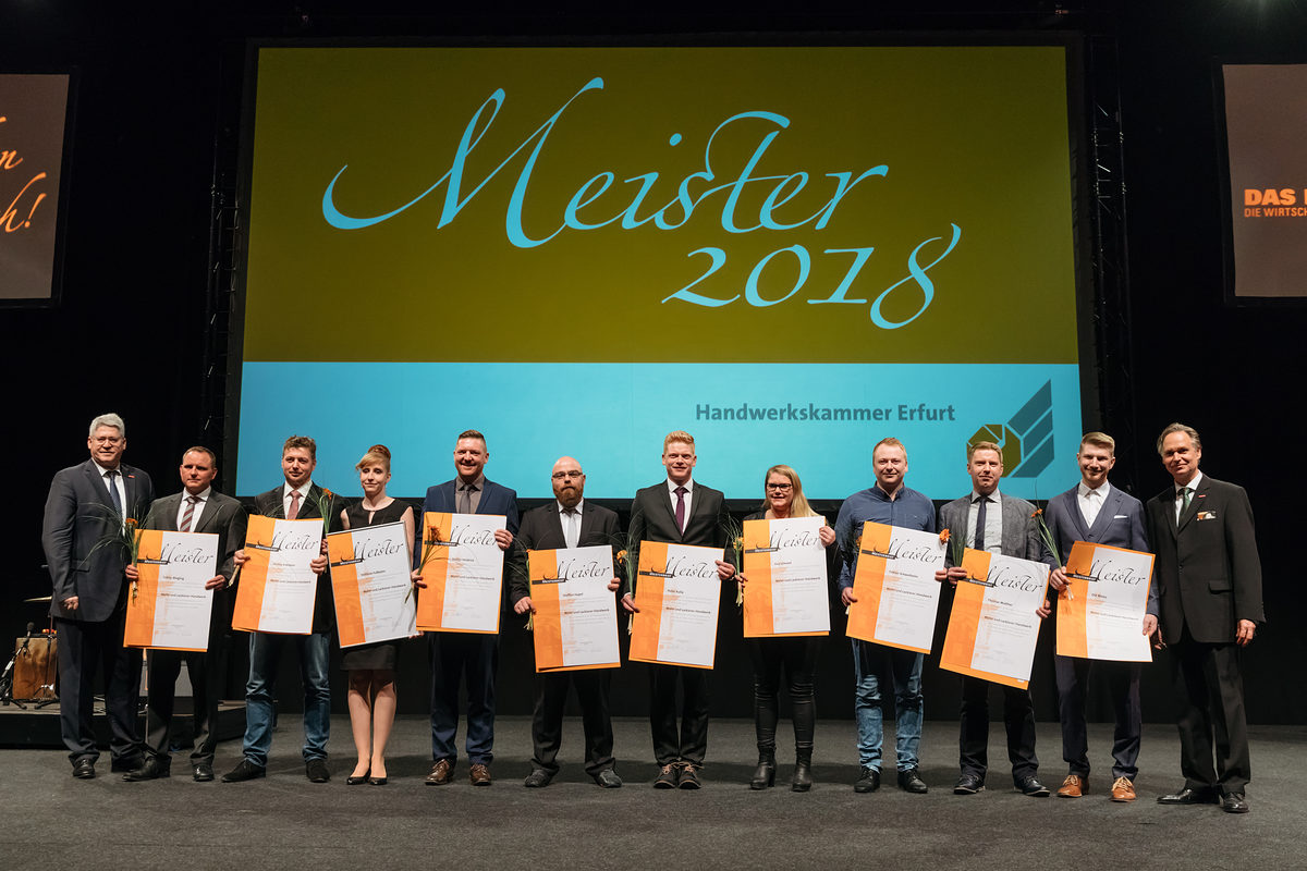Am Samstag, den 17. Februar 2018, war es soweit: 200 Jungmeisterinnen und Jungmeister aus Mittel- und Nordthüringen erhielten bei der Meisterfeier der Handwerkskammer Erfurt ihre Meisterbriefe und feierten diesen Anlass mit 600 Gästen in der Erfurter Messe. Meisterfeier der Handwerkskammer Erfurt am 17.02.2018 auf der Messe Erfurt (Thüringen) Foto: Michael Reichel /arifoto.de Schlagwort(e): lth