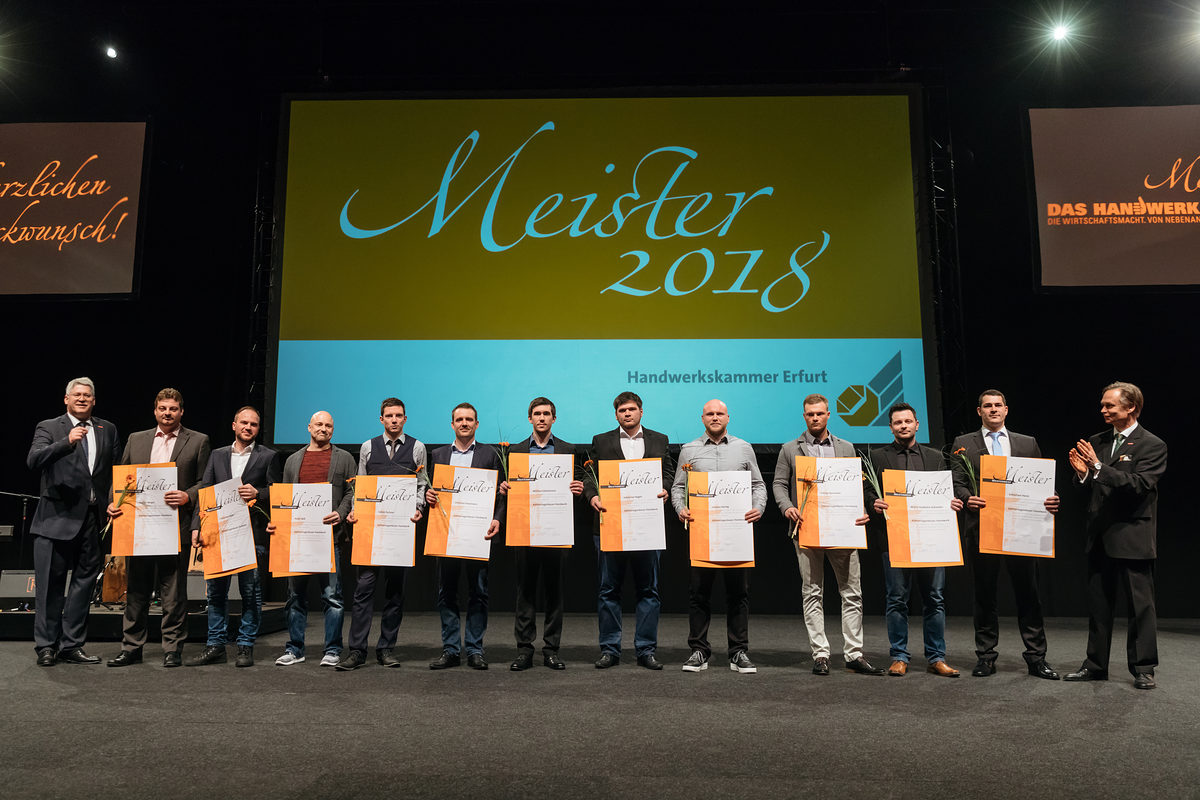 Am Samstag, den 17. Februar 2018, war es soweit: 200 Jungmeisterinnen und Jungmeister aus Mittel- und Nordthüringen erhielten bei der Meisterfeier der Handwerkskammer Erfurt ihre Meisterbriefe und feierten diesen Anlass mit 600 Gästen in der Erfurter Messe. Meisterfeier der Handwerkskammer Erfurt am 17.02.2018 auf der Messe Erfurt (Thüringen) Foto: Michael Reichel /arifoto.de Schlagwort(e): lth