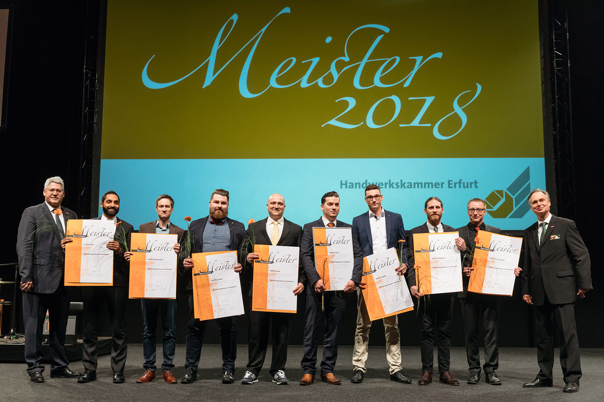 Am Samstag, den 17. Februar 2018, war es soweit: 200 Jungmeisterinnen und Jungmeister aus Mittel- und Nordthüringen erhielten bei der Meisterfeier der Handwerkskammer Erfurt ihre Meisterbriefe und feierten diesen Anlass mit 600 Gästen in der Erfurter Messe. Meisterfeier der Handwerkskammer Erfurt am 17.02.2018 auf der Messe Erfurt (Thüringen) Foto: Michael Reichel /arifoto.de Schlagwort(e): lth