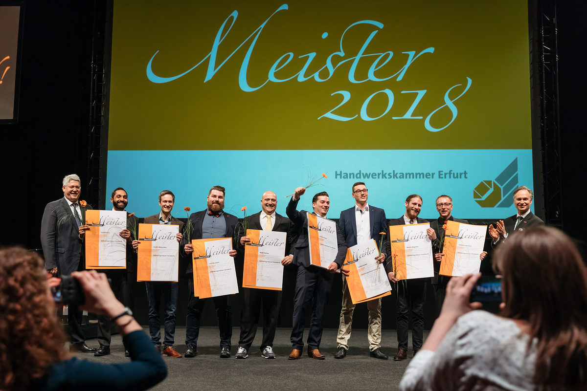 Am Samstag, den 17. Februar 2018, war es soweit: 200 Jungmeisterinnen und Jungmeister aus Mittel- und Nordthüringen erhielten bei der Meisterfeier der Handwerkskammer Erfurt ihre Meisterbriefe und feierten diesen Anlass mit 600 Gästen in der Erfurter Messe. Meisterfeier der Handwerkskammer Erfurt am 17.02.2018 auf der Messe Erfurt (Thüringen) Foto: Michael Reichel /arifoto.de Schlagwort(e): lth
