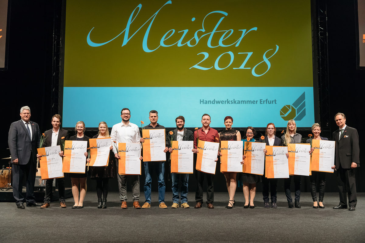 Am Samstag, den 17. Februar 2018, war es soweit: 200 Jungmeisterinnen und Jungmeister aus Mittel- und Nordthüringen erhielten bei der Meisterfeier der Handwerkskammer Erfurt ihre Meisterbriefe und feierten diesen Anlass mit 600 Gästen in der Erfurter Messe. Meisterfeier der Handwerkskammer Erfurt am 17.02.2018 auf der Messe Erfurt (Thüringen) Foto: Michael Reichel /arifoto.de Schlagwort(e): lth