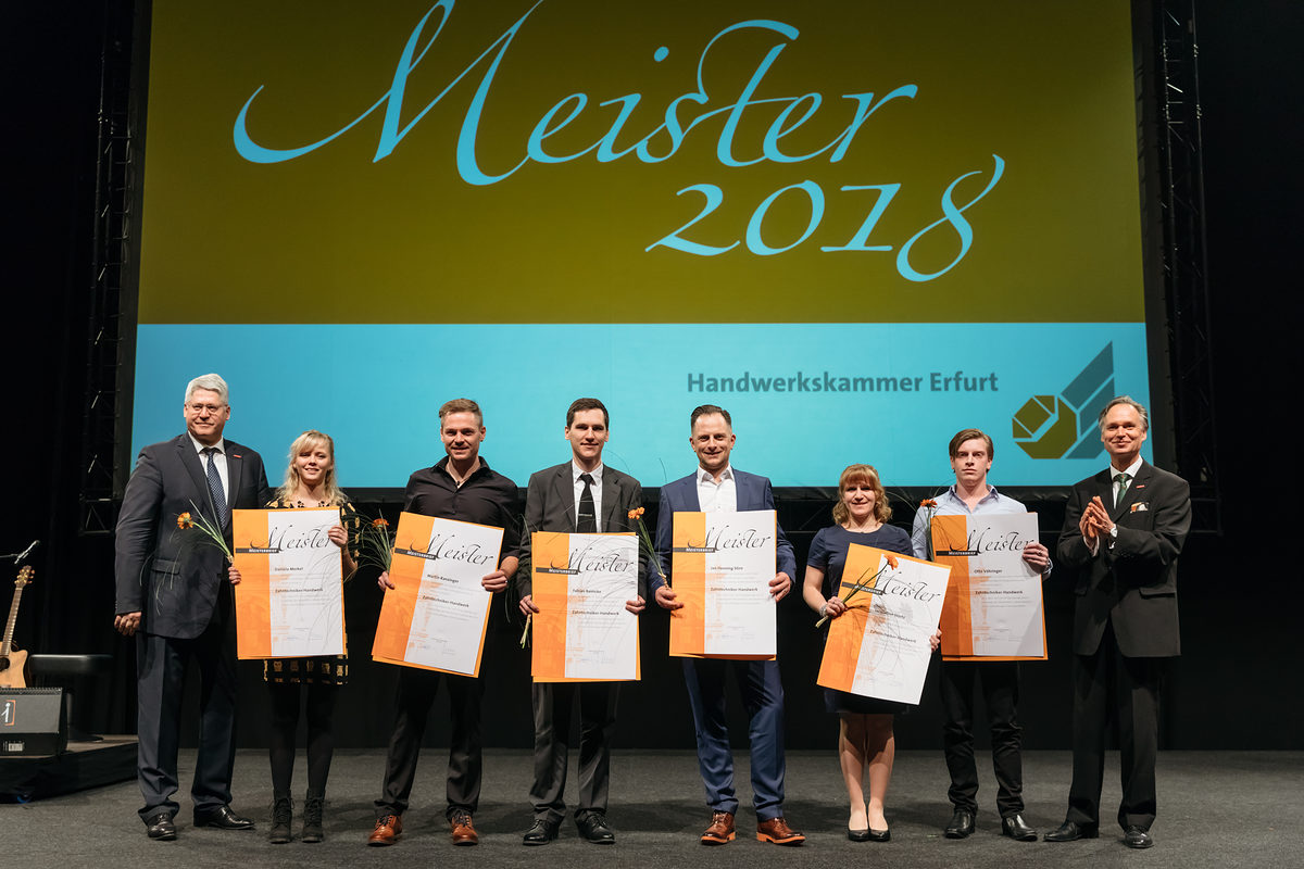 Am Samstag, den 17. Februar 2018, war es soweit: 200 Jungmeisterinnen und Jungmeister aus Mittel- und Nordthüringen erhielten bei der Meisterfeier der Handwerkskammer Erfurt ihre Meisterbriefe und feierten diesen Anlass mit 600 Gästen in der Erfurter Messe. Meisterfeier der Handwerkskammer Erfurt am 17.02.2018 auf der Messe Erfurt (Thüringen) Foto: Michael Reichel /arifoto.de Schlagwort(e): lth
