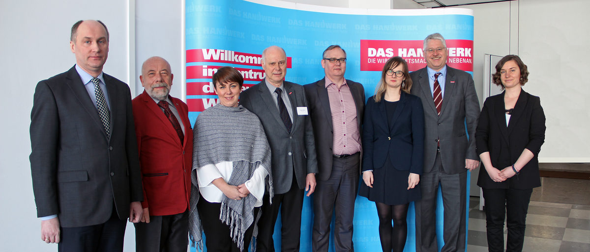 Projektpartner aus Polen und Portugal herzlich begrüßt (v. l.): Cezary Pilcicki, Marek Mielnicki, Sylwia Stefani-ak, Fritz-Herbert Stang, Dr. Ireneusz Zuckowski, Kazi-mierz, Thomas Malcherek, Aleksandra Starcevic Projektpartner aus Polen und Portugal herzlich begrüßt (v. l.): Cezary Pilcicki, Marek Mielnicki, Sylwia Stefani-ak, Fritz-Herbert Stang, Dr. Ireneusz Zuckowski, Kazi-mierz, Thomas Malcherek, Aleksandra Starcevic