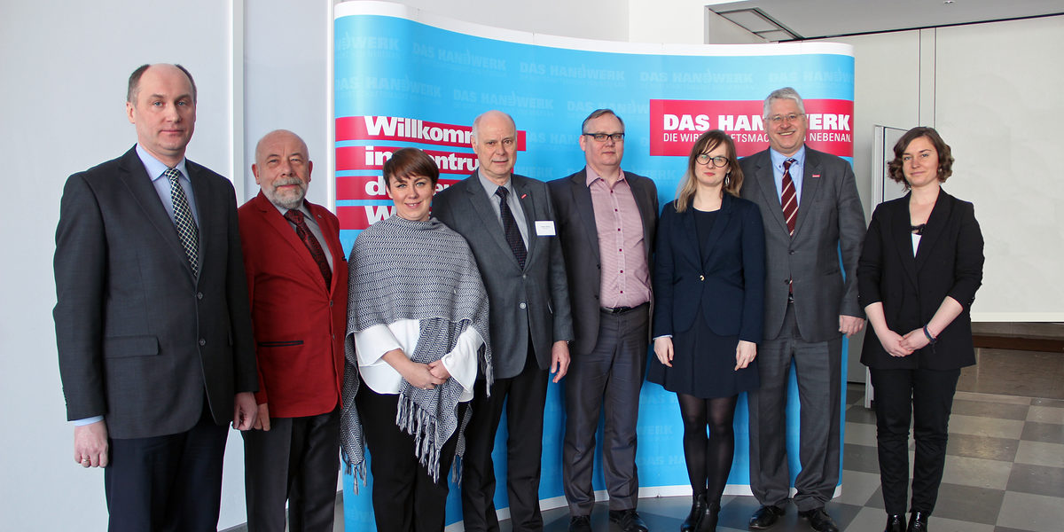 Projektpartner aus Polen und Portugal herzlich begrüßt (v. l.): Cezary Pilcicki, Marek Mielnicki, Sylwia Stefani-ak, Fritz-Herbert Stang, Dr. Ireneusz Zuckowski, Kazi-mierz, Thomas Malcherek, Aleksandra Starcevic Projektpartner aus Polen und Portugal herzlich begrüßt (v. l.): Cezary Pilcicki, Marek Mielnicki, Sylwia Stefani-ak, Fritz-Herbert Stang, Dr. Ireneusz Zuckowski, Kazi-mierz, Thomas Malcherek, Aleksandra Starcevic