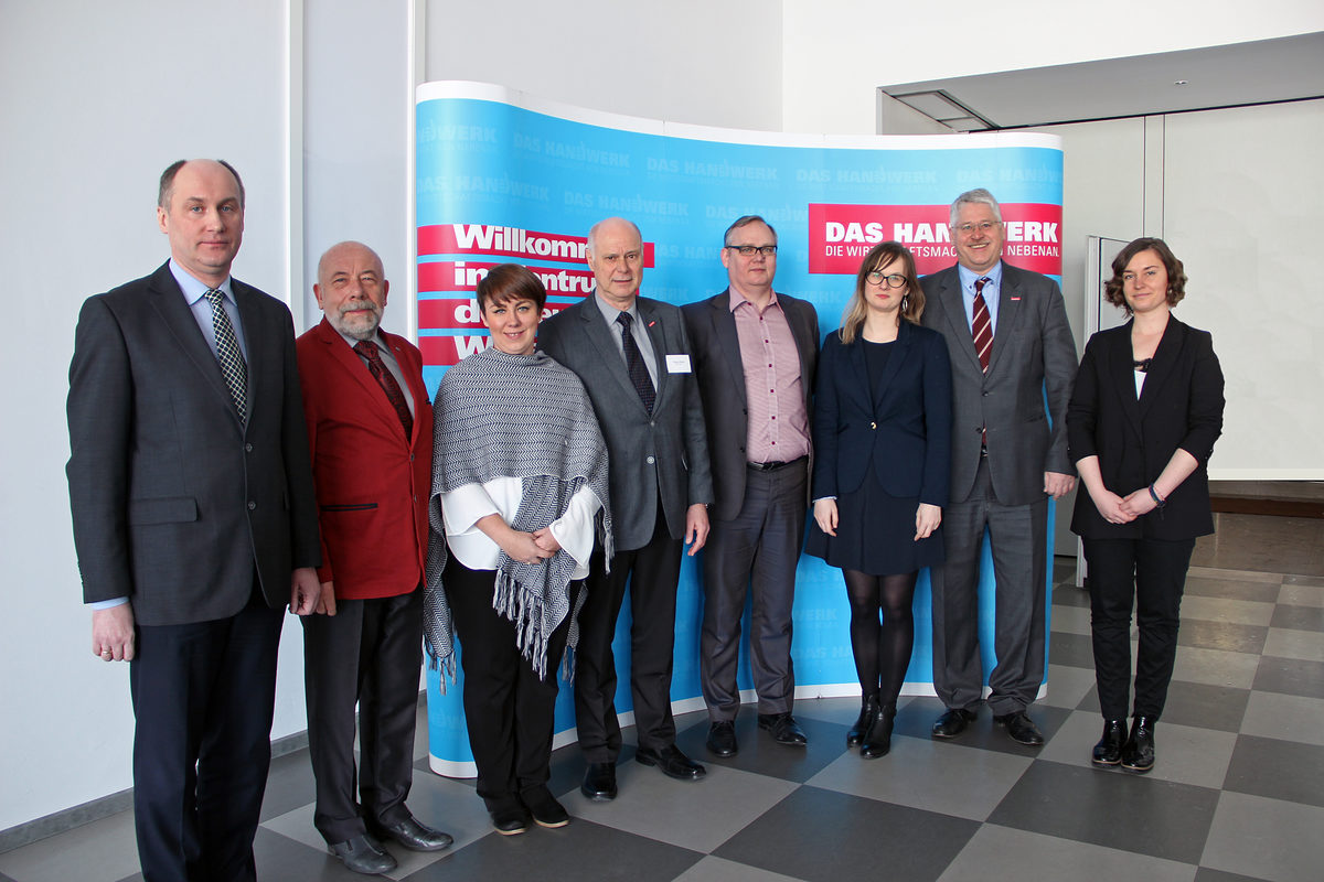 Projektpartner aus Polen und Portugal herzlich begrüßt (v. l.): Cezary Pilcicki, Marek Mielnicki, Sylwia Stefani-ak, Fritz-Herbert Stang, Dr. Ireneusz Zuckowski, Kazi-mierz, Thomas Malcherek, Aleksandra Starcevic Projektpartner aus Polen und Portugal herzlich begrüßt (v. l.): Cezary Pilcicki, Marek Mielnicki, Sylwia Stefani-ak, Fritz-Herbert Stang, Dr. Ireneusz Zuckowski, Kazi-mierz, Thomas Malcherek, Aleksandra Starcevic