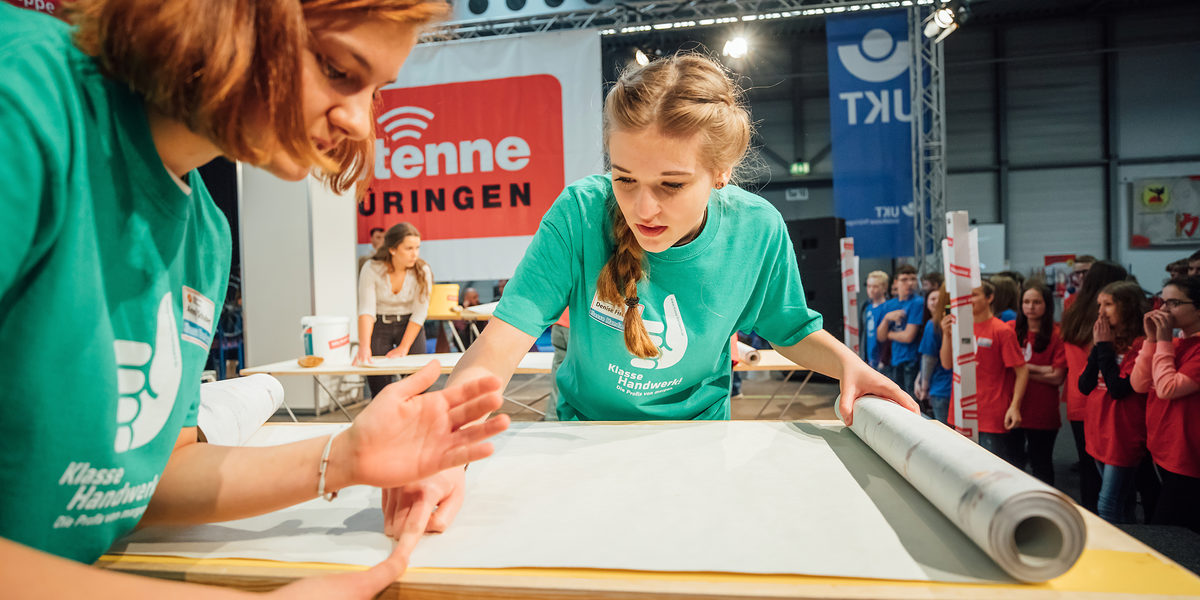 Um das große Preisgeld von 1.000 Euro werden am 19. April die Finalklassen auf der Messe "Kinder-Kult" in Erfurt gegeneinander antreten. Finale des Wettbewerbs "Klasse Handwerk" am 23.03.2017 auf der Messe in Erfurt ( Thueringen ). Sieger wurde am Ende die Klasse 8a der der Thüringer Gemeinschaftsschule ¿Johann Wolfgang von Goethe¿ in Schalkau (gruene Trikots,Kammerbezirk Südthüringen), Zweiter die die Klasse 8a Bertha-von-Suttner-Schule in Mechterstädt (rote Trikots, Kammerbezirk Erfurt) vor der Klasse 8 der Staatlichen Regelschule ¿Christoph Ullrich von Pappenheim¿ Gräfenthal (blaue Trikots, Kammerbezirk Ostthüringen). Bei der siebten Auflage des Wettbewerbs ¿Klasse Handwerk! Die Profis von morgen¿ haben sich 121 Thüringer Regel-, Gesamt- und Förderschulklassen aus 82 Schulen mit insgesamt 1500 Schülerinnen und Schülern beteiligt. Foto: Michael Reichel/arifoto.de Schlagwort(e): lth, Handwerk