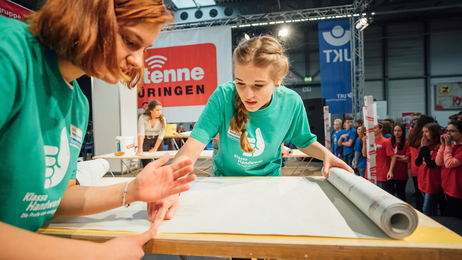 Finale des Wettbewerbs "Klasse Handwerk" am 23.03.2017 auf der Messe in Erfurt ( Thueringen ). Sieger wurde am Ende die Klasse 8a der der Thüringer Gemeinschaftsschule ¿Johann Wolfgang von Goethe¿ in Schalkau (gruene Trikots,Kammerbezirk Südthüringen), Zweiter die die Klasse 8a Bertha-von-Suttner-Schule in Mechterstädt (rote Trikots, Kammerbezirk Erfurt) vor der Klasse 8 der Staatlichen Regelschule ¿Christoph Ullrich von Pappenheim¿ Gräfenthal (blaue Trikots, Kammerbezirk Ostthüringen). Bei der siebten Auflage des Wettbewerbs ¿Klasse Handwerk! Die Profis von morgen¿ haben sich 121 Thüringer Regel-, Gesamt- und Förderschulklassen aus 82 Schulen mit insgesamt 1500 Schülerinnen und Schülern beteiligt. Foto: Michael Reichel/arifoto.de Schlagwort(e): lth, Handwerk