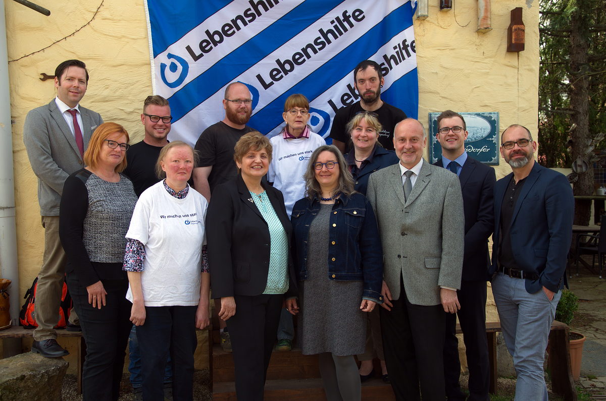Am 09.04.2018 fiel in Weimar der Startschuss für den Akzeptanz-Preis. Durch die Eröffnungsveranstaltung führten u. a. die Thüringer Ministerin für Arbeit und Soziales, Heike Werner mit Vertretern der Thüringer Industrie- und Handelskammern sowie den Thüringer Handwerkskammern und dem Thüringer Bauernverband. Am 09.04.2018 fiel in Weimar der Startschuss für den Akzeptanz-Preis. Durch die Eröffnungsveranstaltung führten u. a. die Thüringer Ministerin für Arbeit und Soziales, Heike Werner mit Vertretern der Thüringer Industrie- und Handelskammern sowie den Thüringer Handwerkskammern und dem Thüringer Bauernverband.