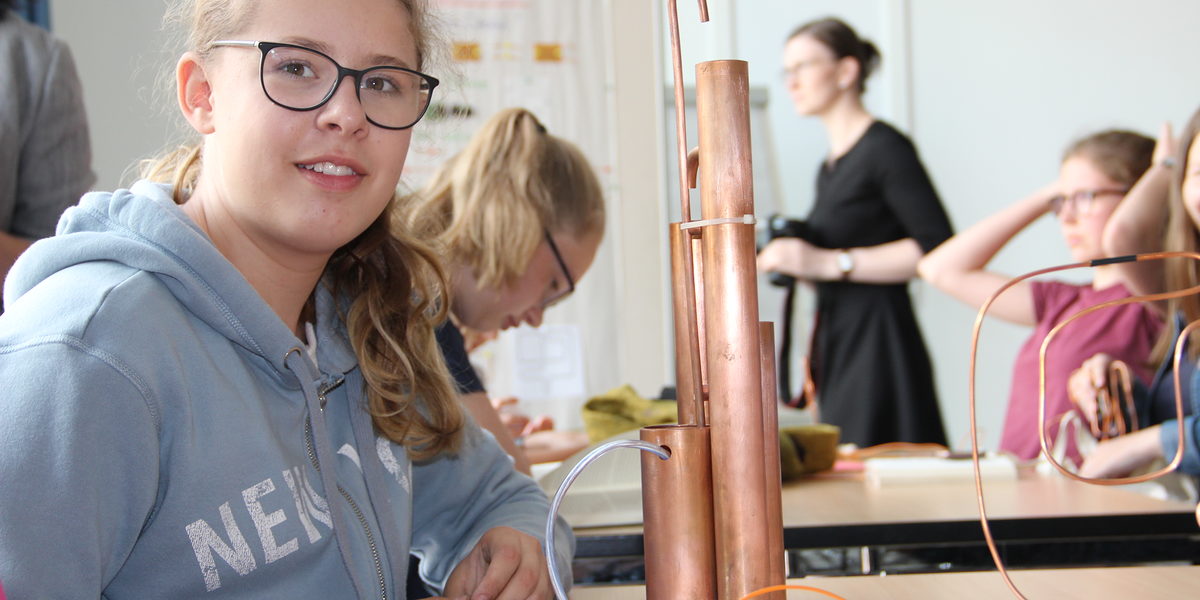 In der Rubrik "Kreativität mit Kupfer" entstand ein Zimmerspringbrunnen. Handwerkskammer Erfurt MINT Sommercamp