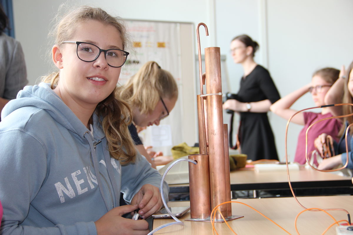 In der Rubrik "Kreativität mit Kupfer" entstand ein Zimmerspringbrunnen. Handwerkskammer Erfurt MINT Sommercamp