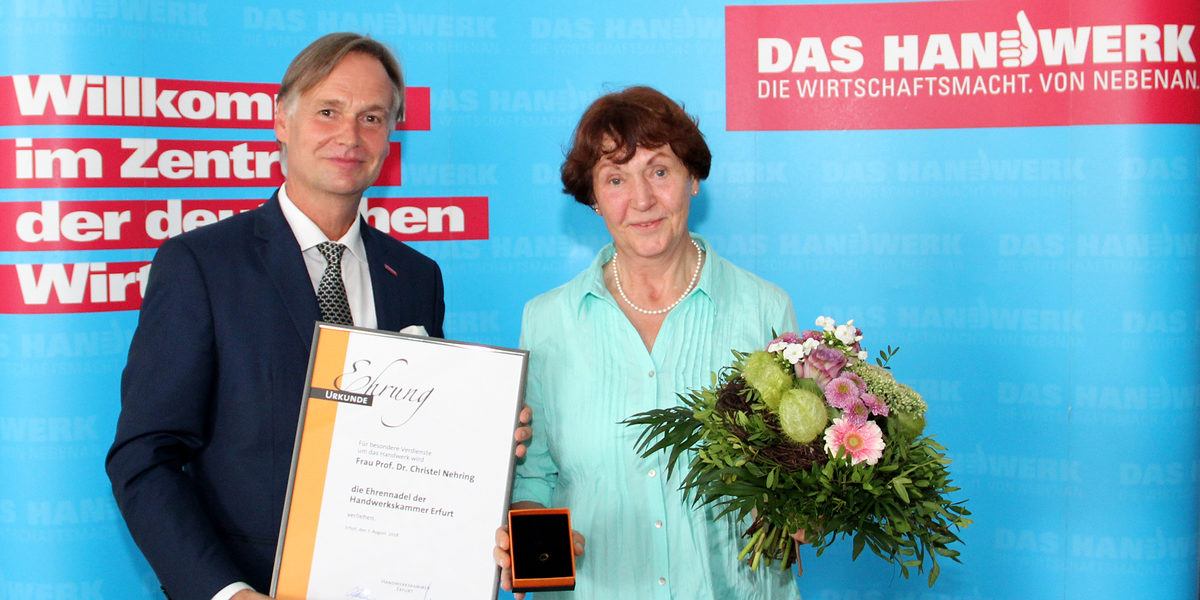 Prof. Dr. Nehring erhält von Stefan Lobenstein, Präsident der Handwerkskammer Erfurt, die goldene Ehrennadel. Handwerkskammer Erfurt, Goldene Ehrennadel, Prof. Dr. Nehring