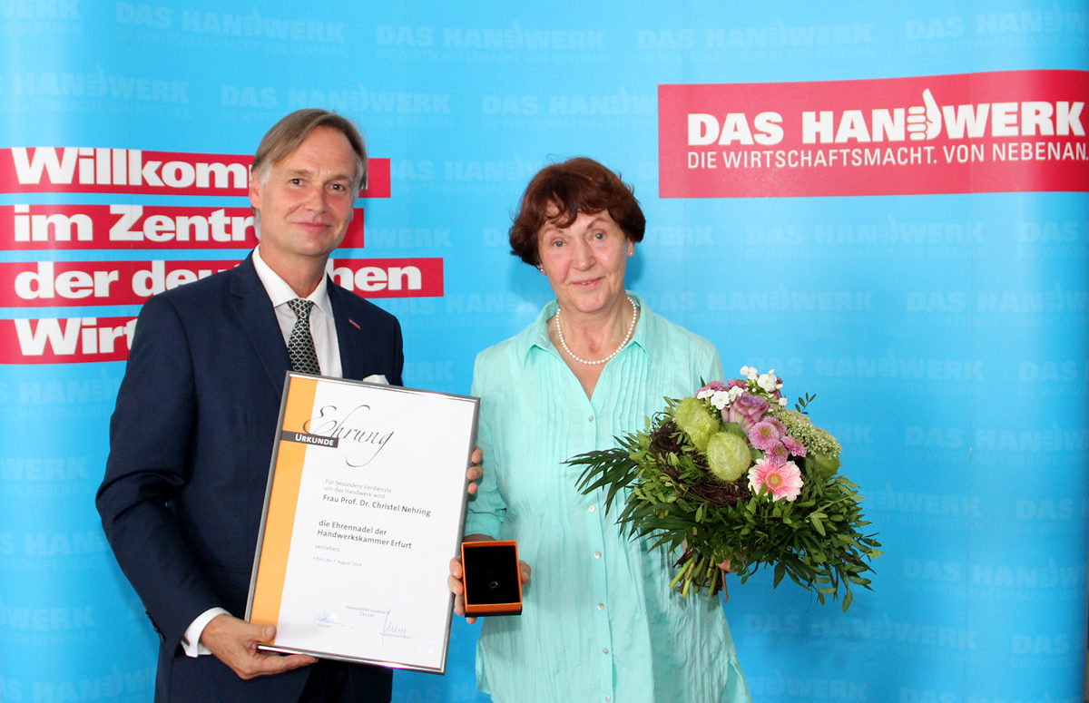 Prof. Dr. Nehring erhält von Stefan Lobenstein, Präsident der Handwerkskammer Erfurt, die goldene Ehrennadel. Handwerkskammer Erfurt, Goldene Ehrennadel, Prof. Dr. Nehring