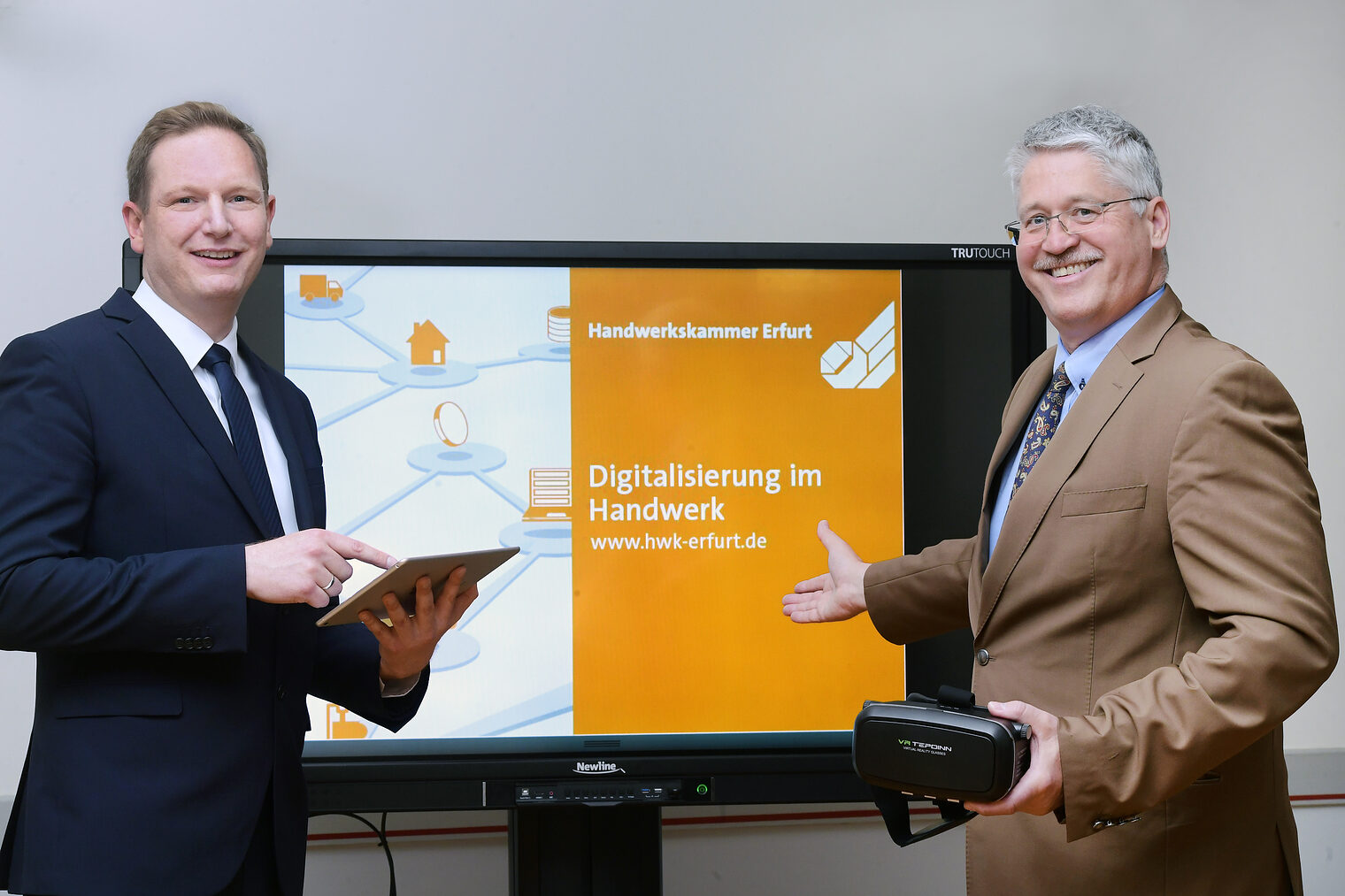 Hauptgeschäftsführer Thomas Malcherek und Geschäftsführer Zentrale Dienste Tobias Hinz (v.r.) zeigen wie digital das Handwerk ist. 