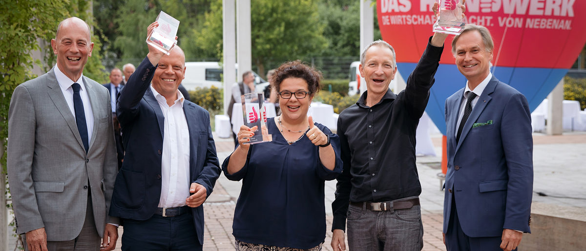 Wolfgang Tiefensee (l, SPD), Thüringer Wirtschaftsschaftsminister, und Stefan Lobenstein (r), Handwerkskammerpräsident ehren die Preisträger in den Kategorien (l-r) Nachhaltigkeit - Dieter Ortmann (Maxx-solar & Energie), Fachkräfte - Anett Vollborth (Friseur) und Innovation - Dr. Michael Pletat (Coxali) zeigen am 20.08.2018 in Erfurt (Thüringen) ihre Preise. Der jährlich vergebene Zukunftspreis soll wegweisende Handwerksbetriebe ehren. Foto: Michael Reichel / HWK Erfurt Wolfgang Tiefensee (l, SPD), Thüringer Wirtschaftsschaftsminister, und Stefan Lobenstein (r), Handwerkskammerpräsident ehren die Preisträger in den Kategorien (l-r) Nachhaltigkeit - Dieter Ortmann (Maxx-solar & Energie), Fachkräfte - Anett Vollborth (Friseur) und Innovation - Dr. Michael Pletat (Coxali) zeigen am 20.08.2018 in Erfurt (Thüringen) ihre Preise. Der jährlich vergebene Zukunftspreis soll wegweisende Handwerksbetriebe ehren. Foto: Michael Reichel / HWK Erfurt Schlagwort(e): lth, Handwerk