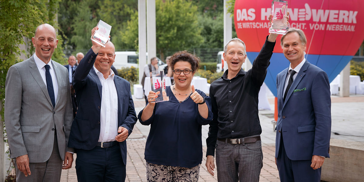 Wolfgang Tiefensee (l, SPD), Thüringer Wirtschaftsschaftsminister, und Stefan Lobenstein (r), Handwerkskammerpräsident ehren die Preisträger in den Kategorien (l-r) Nachhaltigkeit - Dieter Ortmann (Maxx-solar & Energie), Fachkräfte - Anett Vollborth (Friseur) und Innovation - Dr. Michael Pletat (Coxali) zeigen am 20.08.2018 in Erfurt (Thüringen) ihre Preise. Der jährlich vergebene Zukunftspreis soll wegweisende Handwerksbetriebe ehren. Foto: Michael Reichel / HWK Erfurt Wolfgang Tiefensee (l, SPD), Thüringer Wirtschaftsschaftsminister, und Stefan Lobenstein (r), Handwerkskammerpräsident ehren die Preisträger in den Kategorien (l-r) Nachhaltigkeit - Dieter Ortmann (Maxx-solar & Energie), Fachkräfte - Anett Vollborth (Friseur) und Innovation - Dr. Michael Pletat (Coxali) zeigen am 20.08.2018 in Erfurt (Thüringen) ihre Preise. Der jährlich vergebene Zukunftspreis soll wegweisende Handwerksbetriebe ehren. Foto: Michael Reichel / HWK Erfurt Schlagwort(e): lth, Handwerk