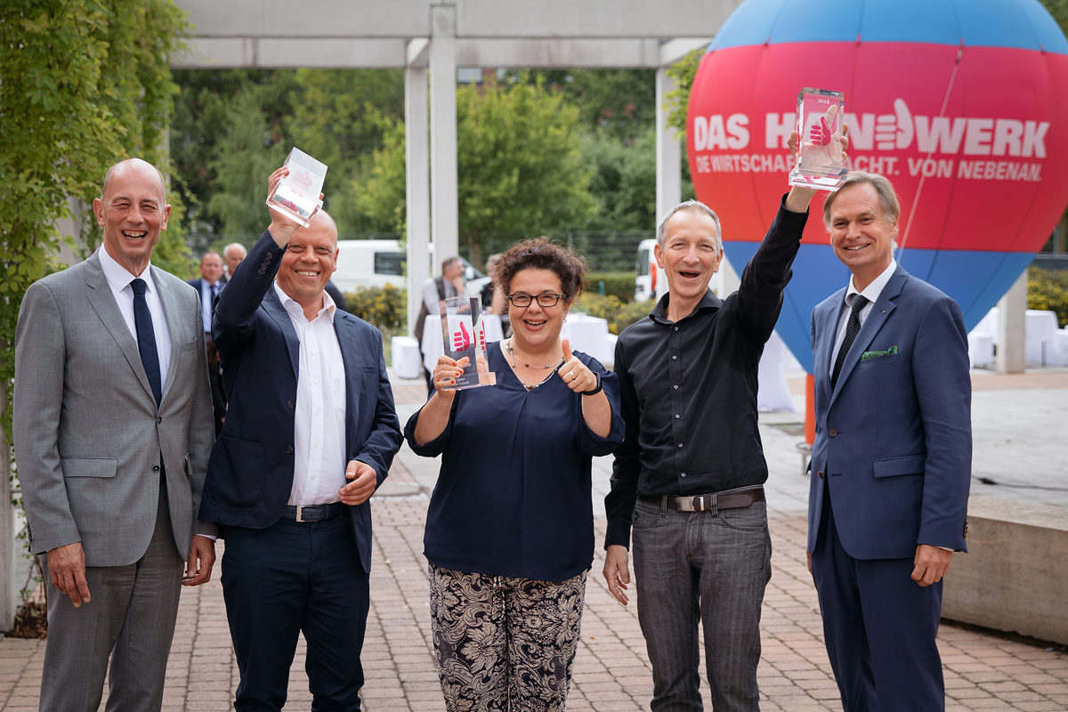 Wolfgang Tiefensee (l, SPD), Thüringer Wirtschaftsschaftsminister, und Stefan Lobenstein (r), Handwerkskammerpräsident ehren die Preisträger in den Kategorien (l-r) Nachhaltigkeit - Dieter Ortmann (Maxx-solar & Energie), Fachkräfte - Anett Vollborth (Friseur) und Innovation - Dr. Michael Pletat (Coxali) zeigen am 20.08.2018 in Erfurt (Thüringen) ihre Preise. Der jährlich vergebene Zukunftspreis soll wegweisende Handwerksbetriebe ehren. Foto: Michael Reichel / HWK Erfurt Wolfgang Tiefensee (l, SPD), Thüringer Wirtschaftsschaftsminister, und Stefan Lobenstein (r), Handwerkskammerpräsident ehren die Preisträger in den Kategorien (l-r) Nachhaltigkeit - Dieter Ortmann (Maxx-solar & Energie), Fachkräfte - Anett Vollborth (Friseur) und Innovation - Dr. Michael Pletat (Coxali) zeigen am 20.08.2018 in Erfurt (Thüringen) ihre Preise. Der jährlich vergebene Zukunftspreis soll wegweisende Handwerksbetriebe ehren. Foto: Michael Reichel / HWK Erfurt Schlagwort(e): lth, Handwerk
