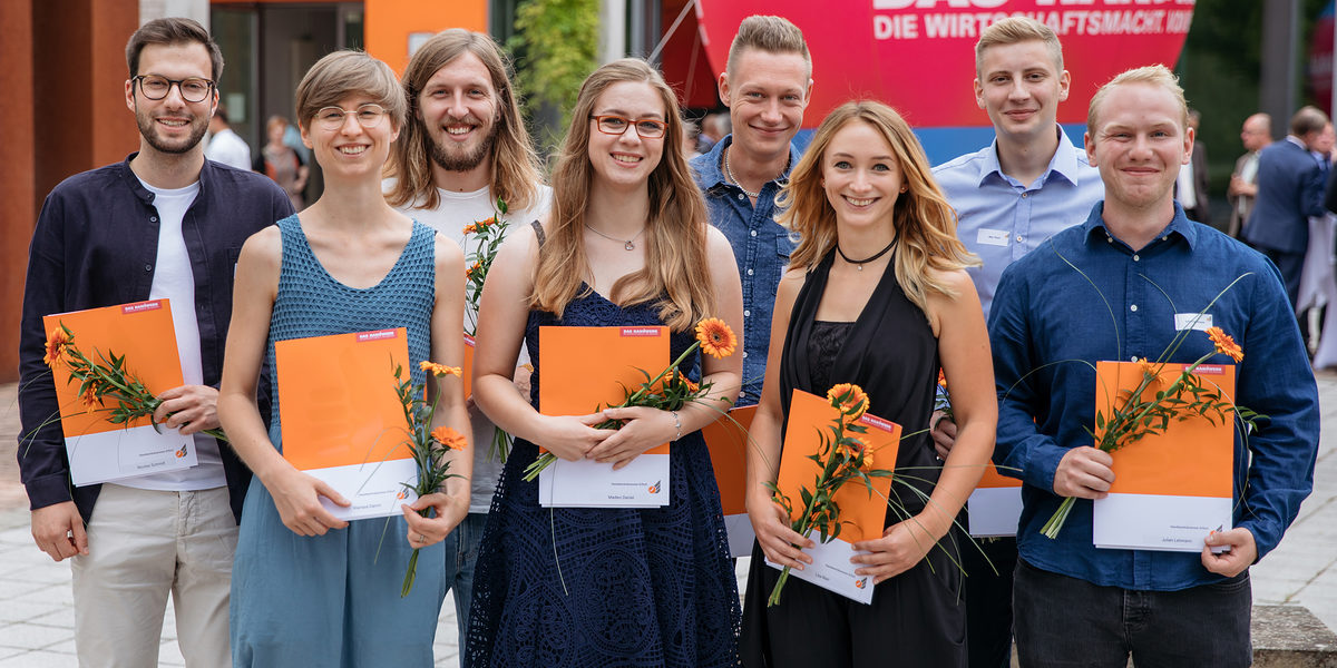 Wir gratulieren herzlich! Nicolas Schmidt, Klarissa Damm, Lukas Benedikt Rimkus, Daniel Madlen, Robert Meiselbach, Lisa Marr, Max Krech und Julian Lehmann (v.l.n.r.) Foto: Michael Reichel / HWK Erfurt Verleihung des Zukunftspreises am 20.08.2018 in Erfurt (Thüringen). Mit dem "Zukunftspreis 2018" am 20. August 2018 sollen beispielhafte Leistungen bei der Anwendung neuer Produkte, Verfahren oder Dienstleistungen honoriert werden, ebenso besonders nachhaltige wirtschaftliche Erfolge oder besonderes Engagement bei der Qualifizierung der Mitarbeiter. Foto: Michael Reichel / HWK Erfurt Schlagwort(e): lth, Handwerk