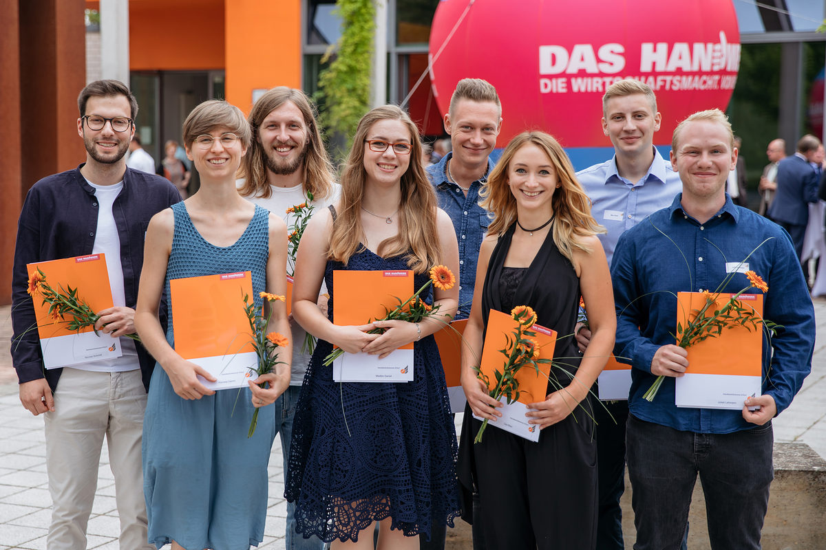 Wir gratulieren herzlich! Nicolas Schmidt, Klarissa Damm, Lukas Benedikt Rimkus, Daniel Madlen, Robert Meiselbach, Lisa Marr, Max Krech und Julian Lehmann (v.l.n.r.) Foto: Michael Reichel / HWK Erfurt Verleihung des Zukunftspreises am 20.08.2018 in Erfurt (Thüringen). Mit dem "Zukunftspreis 2018" am 20. August 2018 sollen beispielhafte Leistungen bei der Anwendung neuer Produkte, Verfahren oder Dienstleistungen honoriert werden, ebenso besonders nachhaltige wirtschaftliche Erfolge oder besonderes Engagement bei der Qualifizierung der Mitarbeiter. Foto: Michael Reichel / HWK Erfurt Schlagwort(e): lth, Handwerk