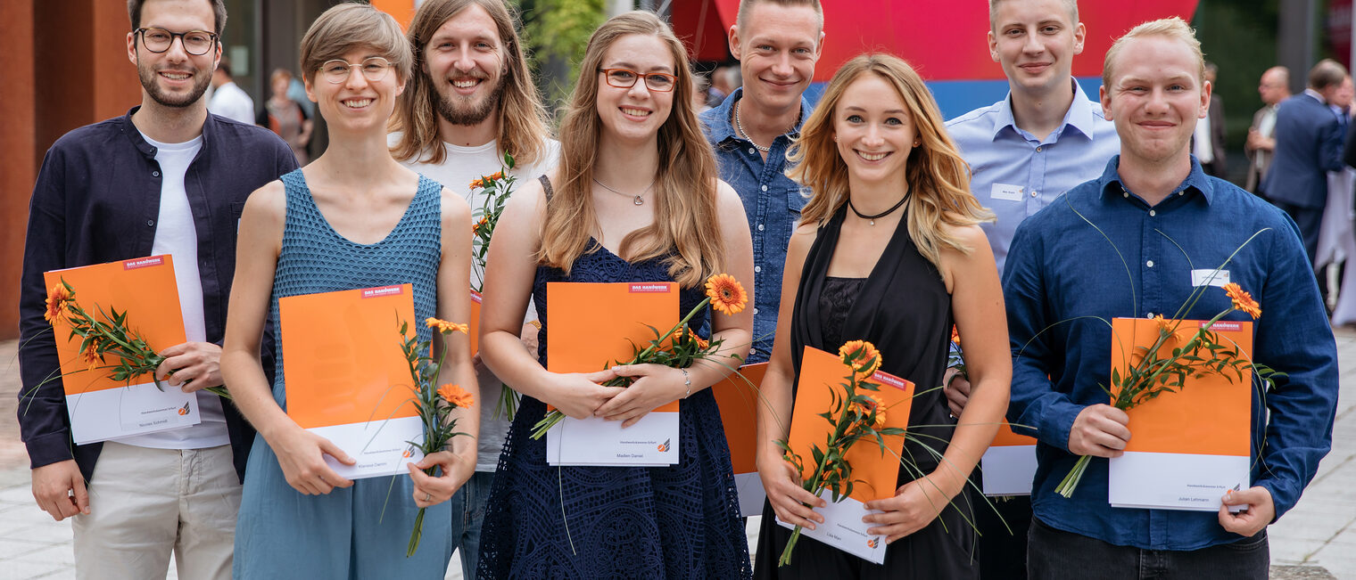 Wir gratulieren herzlich! Nicolas Schmidt, Klarissa Damm, Lukas Benedikt Rimkus, Daniel Madlen, Robert Meiselbach, Lisa Marr, Max Krech und Julian Lehmann (v.l.n.r.) Foto: Michael Reichel / HWK Erfurt Verleihung des Zukunftspreises am 20.08.2018 in Erfurt (Thüringen). Mit dem "Zukunftspreis 2018" am 20. August 2018 sollen beispielhafte Leistungen bei der Anwendung neuer Produkte, Verfahren oder Dienstleistungen honoriert werden, ebenso besonders nachhaltige wirtschaftliche Erfolge oder besonderes Engagement bei der Qualifizierung der Mitarbeiter. Foto: Michael Reichel / HWK Erfurt Schlagwort(e): lth, Handwerk