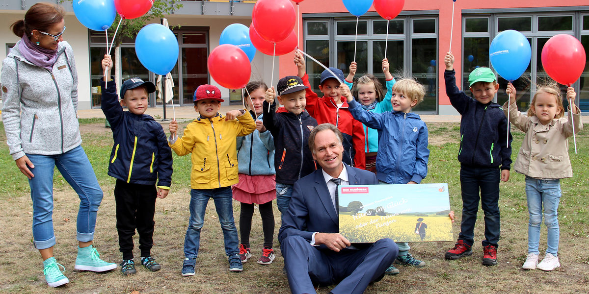 Stefan Lobenstein, Präsident der Handwerkdkammer Erfurt mit den Vorschulkindern der Kita "Strolche". Stefan Lobenstein, Präsident der Handwerkdkammer Erfurt mit den Vorschulkindern der Kita "Strolche".