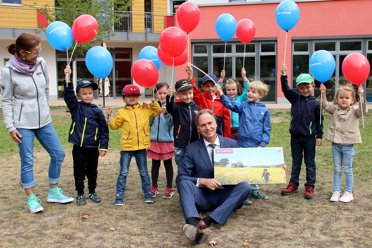Stefan Lobenstein, Präsident der Handwerkdkammer Erfurt mit den Vorschulkindern der Kita "Strolche". Stefan Lobenstein, Präsident der Handwerkdkammer Erfurt mit den Vorschulkindern der Kita "Strolche".