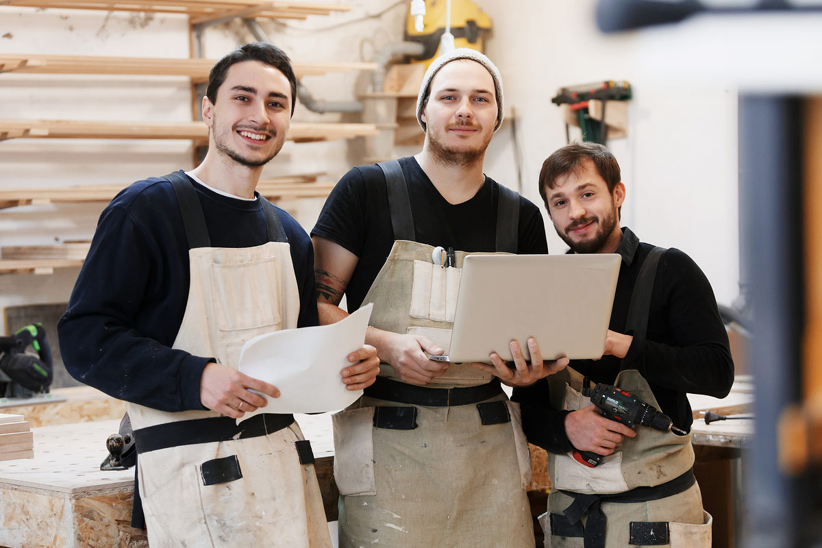 Master of small business with laptop and his team as sign of innovation in carpenter workshop. startup business, young specialist Schlagwort(e): people, team, carpenter, workshop, cooperation, partner, workmate, employee, employer, pupil, master, woodworking, carpentry, craftsman, apprentice, profession, smallbusiness, laptop, apprenticeship, artisan, colleagues, group, joiner, operation, together, trade, work, worker, innovation, communication, computer, digital, guitarmaker, integration, internet, interracial, joy, lesson, man, mobile, floorplan, processing, woodprocessing, message, building, news, trainee, socialmedia, builder, people, team, carpenter, workshop, cooperation, partner, workmate, employee, employer, pupil, master, woodworking, carpentry, craftsman, apprentice, profession, smallbusiness, laptop, apprenticeship, artisan, colleagues, group, joiner, operation, together, trade, work, worker, innovation, communication, computer, digital, guitarmaker, integration, internet, interracial, joy, lesson, man, mobile, floorplan, processing, woodprocessing, message, building, news, trainee, socialmedia, builder