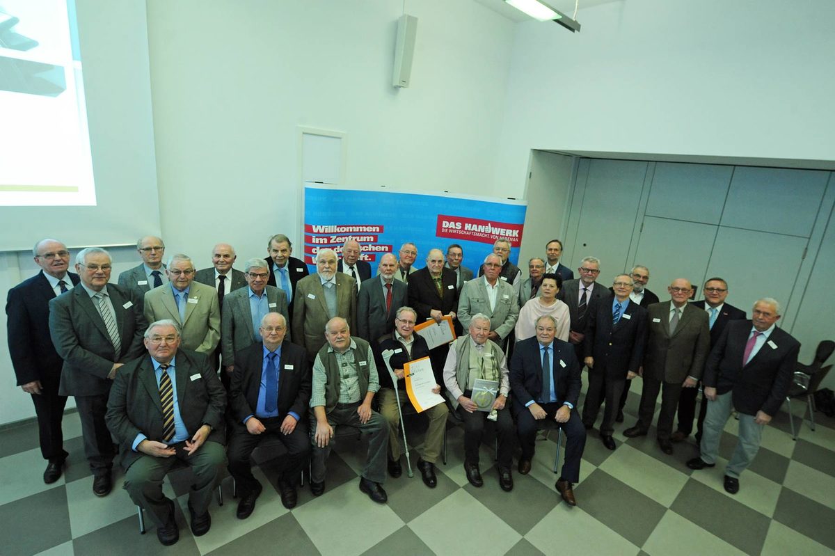 Zu Jahresbeginn übergab Präsident Stefan Lobenstein Goldene und Diamantene Meisterbriefe an verdiente Handwerksmeister. Vergabe der Diamantenen und Goldenen Handwerksmeisterbriefe für 60 und 50 Jahre Meisterbrief Schlagwort(e): TA-Eigen