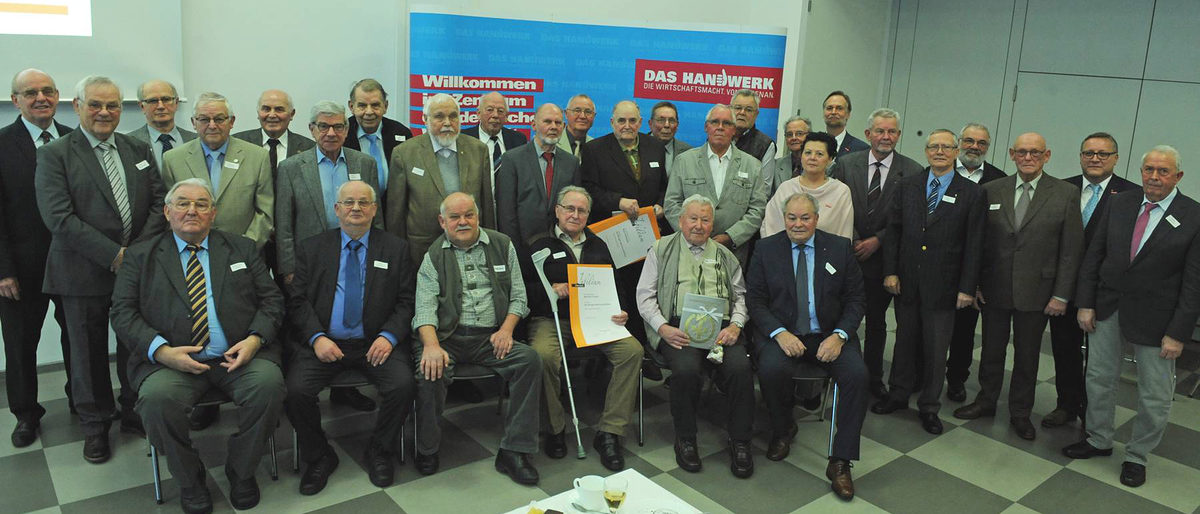 Zu Jahresbeginn übergab Präsident Stefan Lobenstein Goldene und Diamantene Meisterbriefe an verdiente Handwerksmeister. Zu Jahresbeginn übergab Präsident Stefan Lobenstein Goldene und Diamantene Meisterbriefe an verdiente Handwerksmeister.