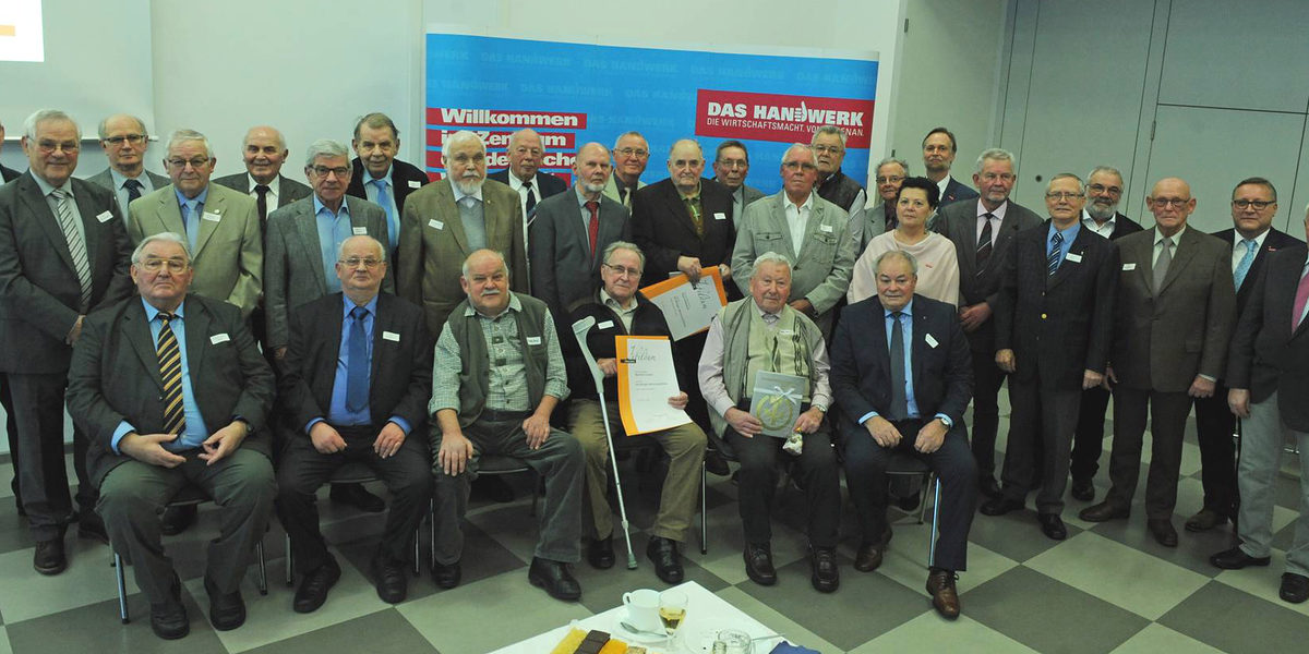 Zu Jahresbeginn übergab Präsident Stefan Lobenstein Goldene und Diamantene Meisterbriefe an verdiente Handwerksmeister. Zu Jahresbeginn übergab Präsident Stefan Lobenstein Goldene und Diamantene Meisterbriefe an verdiente Handwerksmeister.