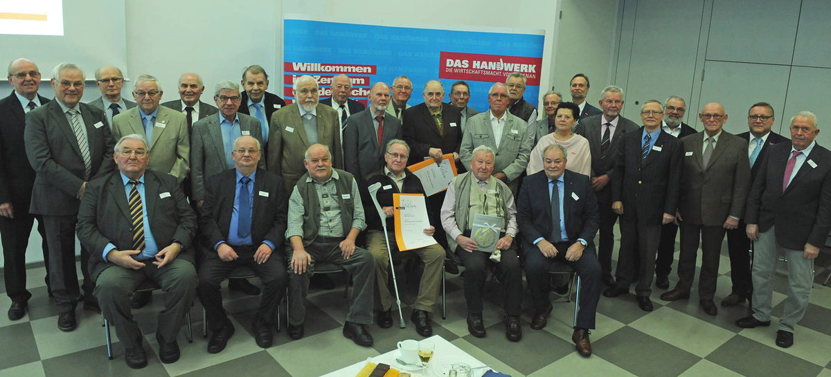 Zu Jahresbeginn übergab Präsident Stefan Lobenstein Goldene und Diamantene Meisterbriefe an verdiente Handwerksmeister. Zu Jahresbeginn übergab Präsident Stefan Lobenstein Goldene und Diamantene Meisterbriefe an verdiente Handwerksmeister.