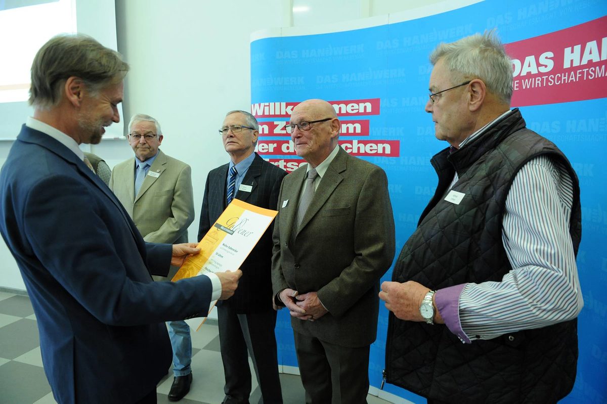 Vergabe der Diamantenen und Goldenen Handwerksmeisterbriefe f¿r 60 und 50 Jahre Meisterbrief Vergabe der Diamantenen und Goldenen Handwerksmeisterbriefe f¿r 60 und 50 Jahre Meisterbrief Schlagwort(e): TA-Eigen