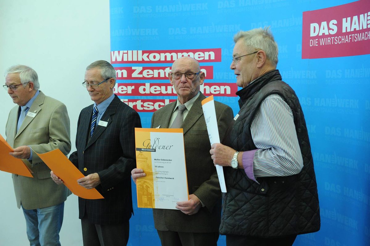 Vergabe der Diamantenen und Goldenen Handwerksmeisterbriefe f¿r 60 und 50 Jahre Meisterbrief Vergabe der Diamantenen und Goldenen Handwerksmeisterbriefe f¿r 60 und 50 Jahre Meisterbrief Schlagwort(e): TA-Eigen