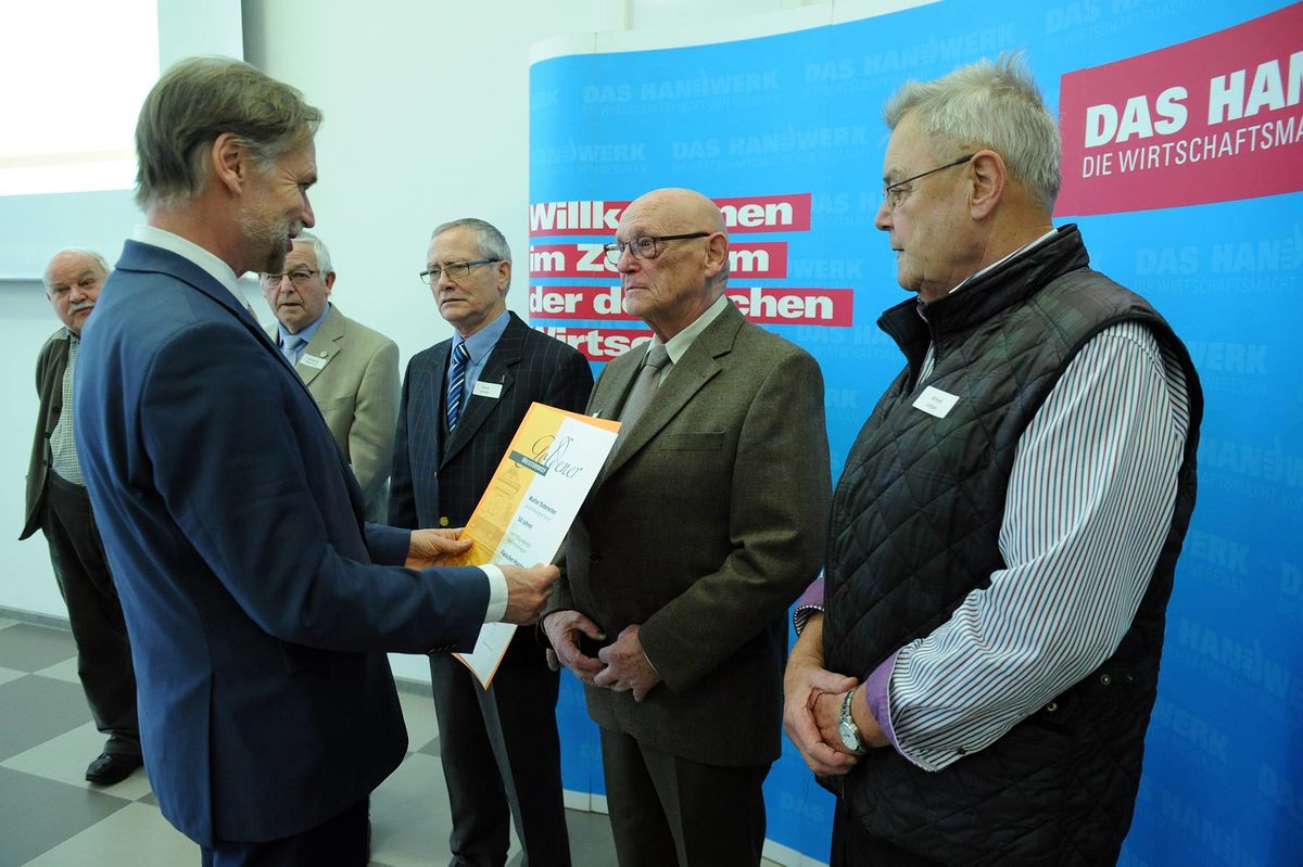 Vergabe der Diamantenen und Goldenen Handwerksmeisterbriefe f¿r 60 und 50 Jahre Meisterbrief Vergabe der Diamantenen und Goldenen Handwerksmeisterbriefe f¿r 60 und 50 Jahre Meisterbrief Schlagwort(e): TA-Eigen