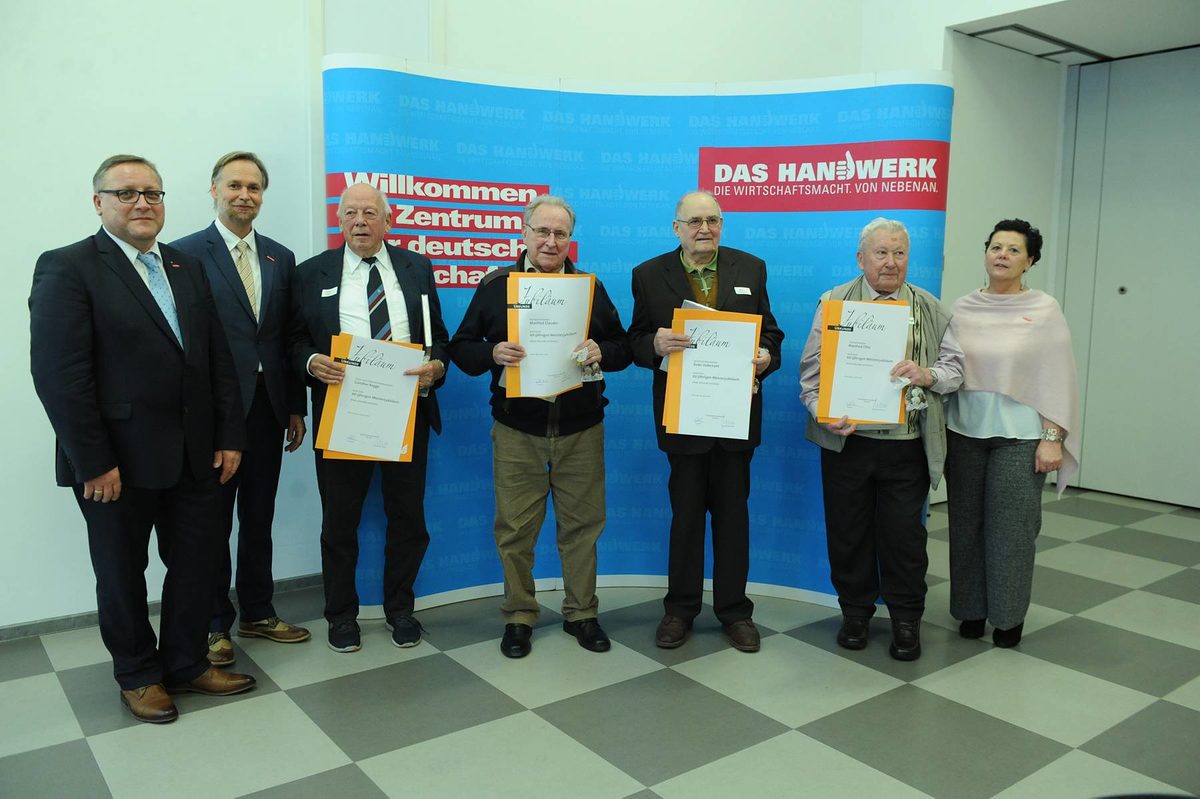 Vergabe der Diamantenen und Goldenen Handwerksmeisterbriefe f¿r 60 und 50 Jahre Meisterbrief Vergabe der Diamantenen und Goldenen Handwerksmeisterbriefe f¿r 60 und 50 Jahre Meisterbrief Schlagwort(e): TA-Eigen