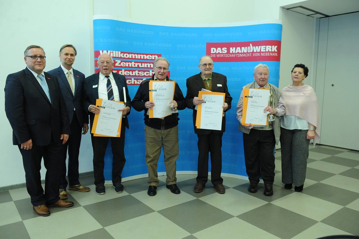 Vergabe der Diamantenen und Goldenen Handwerksmeisterbriefe f¿r 60 und 50 Jahre Meisterbrief Vergabe der Diamantenen und Goldenen Handwerksmeisterbriefe f¿r 60 und 50 Jahre Meisterbrief Schlagwort(e): TA-Eigen